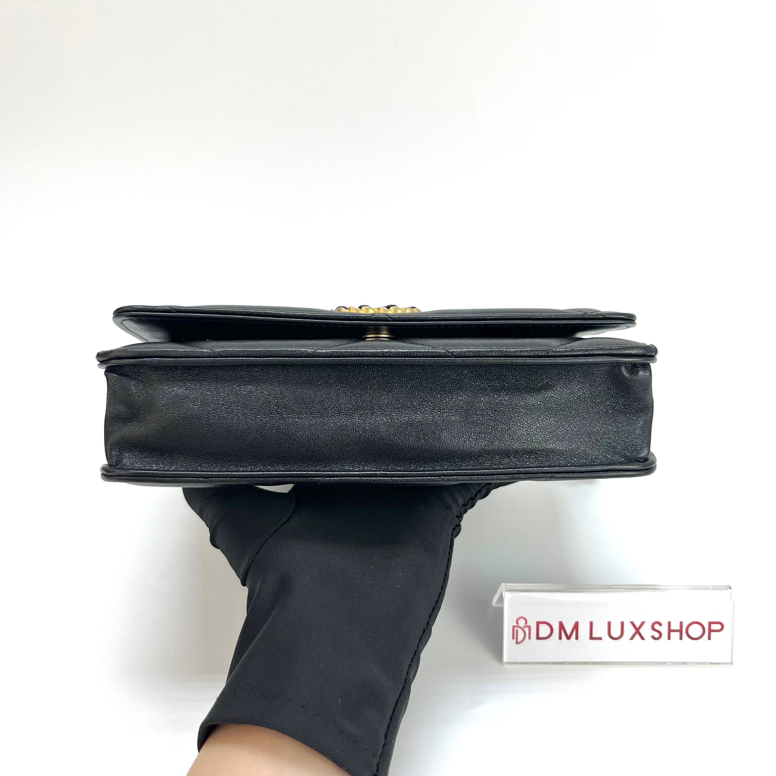 Chanel 19 WOC Black Goatskin (Series 29, Y: 2019)