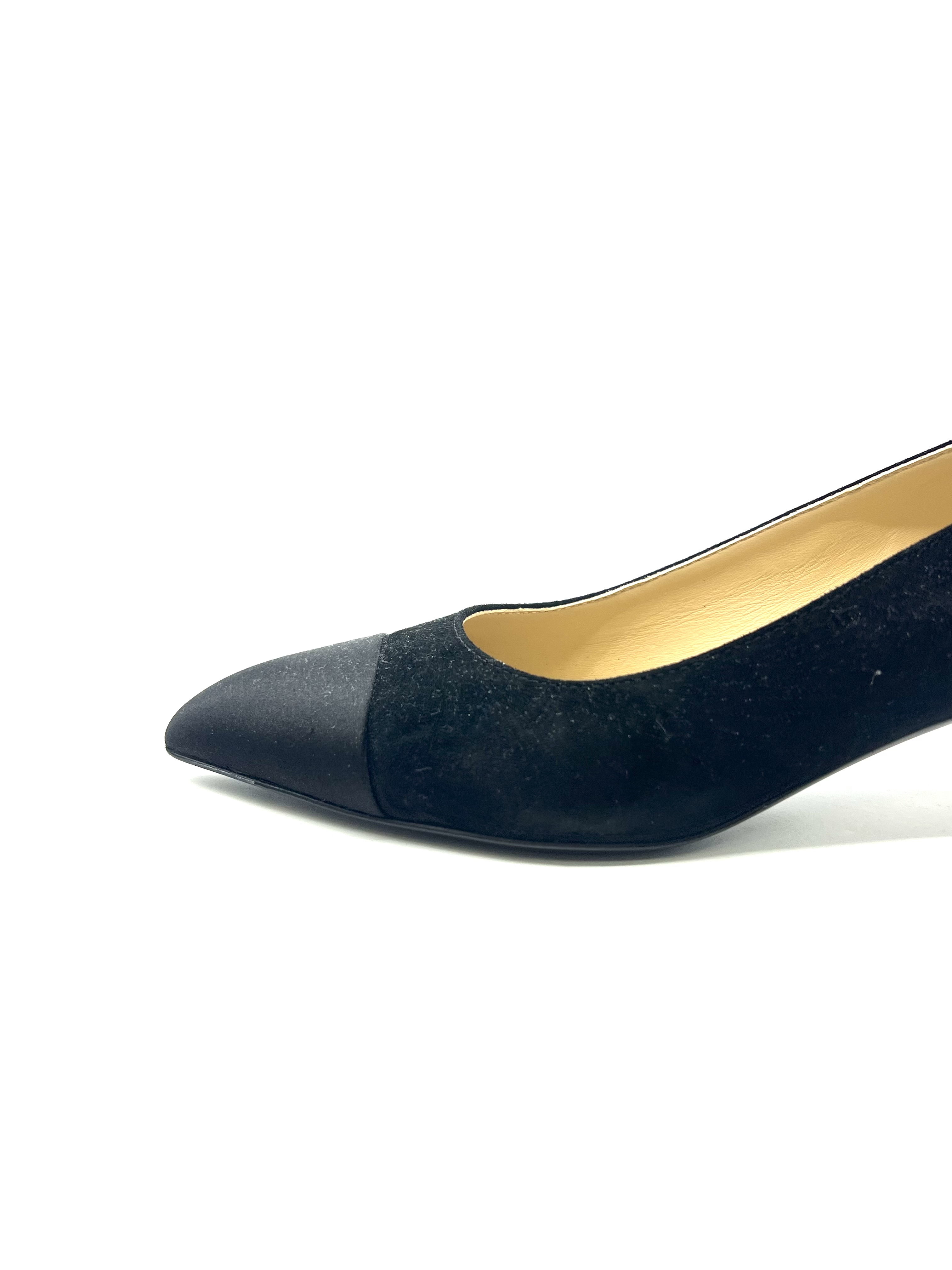 Pre-owned Chanel Black Suede Kitten Heels / Product Code: 26052102