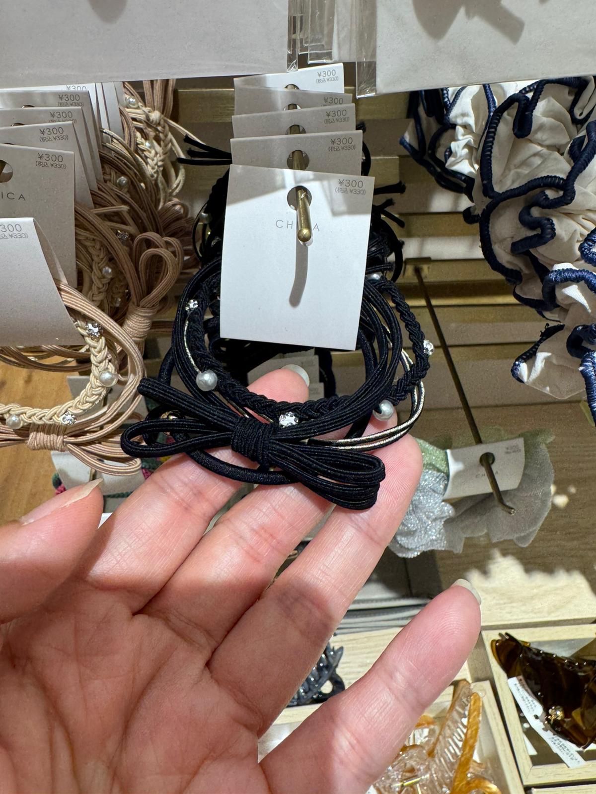 ✨連線商品需補運費✨CHICA 珍珠蝴蝶結造型髮圈 (黑色)