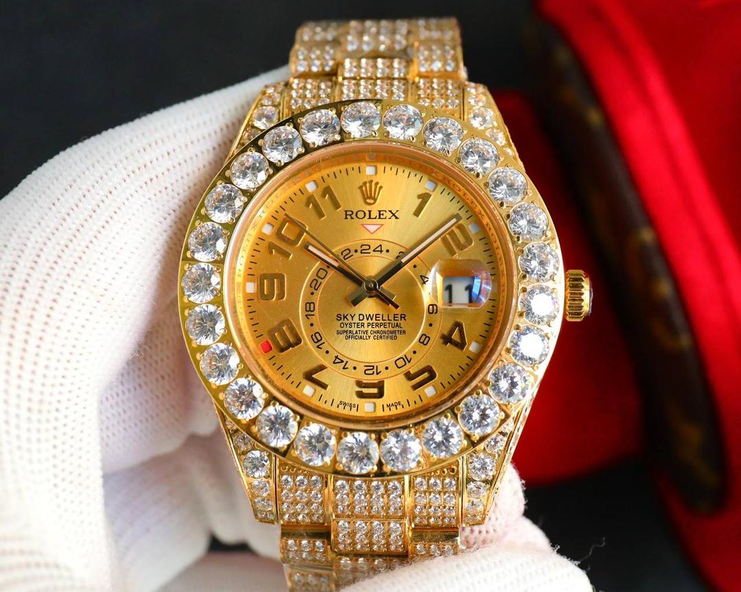 💍劳力士ROLEX 奢华极致满天星版本腕表904精钢打造，密镶顶级施华洛世奇美钻，奢华品质的诠释，璀璨夺目，魅力绽放。表壳表链全镶满美钻，金光闪闪，机芯可选择2824机和国产，腕表尺寸42mm！💍​​​