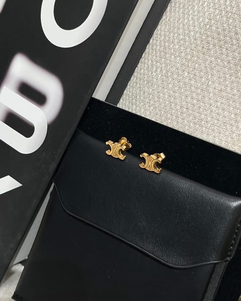 全新 CELINE Triomphe Studs Earrings 100% Authentic, 全新未使用品  ✅tap booklet✅dust bag ✅box