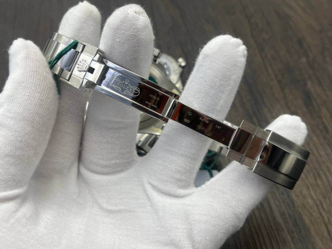 CLEAN Factory 2024 强烈推荐｜ROLEX 游艇名仕 40mm 🎮 型号：MK1 126622 / 126655（玫瑰金版｜钢带不露白） 搭载 Cal.3235 一体机芯，支持逆调时针，三码合一＋NFC 感应卡，最新编码 686R6677，表扣编码 E4F，独立软膜包装，对标原版规格。 40mm 正确尺寸，整体比例精准，佩戴舒适。 🔥 核心技术亮点： 1. 放射纹表盘 采用与原装一致的 PVD 电镀工艺，色值稳定，批次无色差，镀层薄，太阳纹清晰可见 2. 圈口升级：PVD 白金电镀＋防指纹镀膜，材质由黄铜升级为 精钢，耐磕耐磨，即使露底仍保持白金色质感 3. 钢带版本不露白，细节与完成度大幅提升 CLEAN Factory 匠心力作，配置到位、工艺稳定， 游艇 40mm 玩家级优选款，欢迎表友品鉴。 ⌚️✨