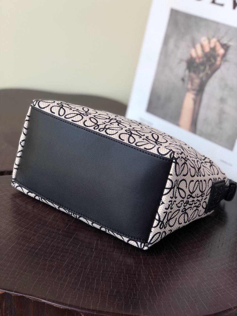 * 𝘊𝘶𝘣𝘪 𝘈𝘯𝘢𝘨𝘳𝘢𝘮 提花布手袋✌️ 小号尺寸:21-12-17cm（顶部宽处25cm） 编码:652104黑白/布 包包面料挺括度适中，没有固定形状 ，背上出门慵懒氛围感十足😘，肩带可以调节，伸缩至腋下背，单肩，手拎皆可