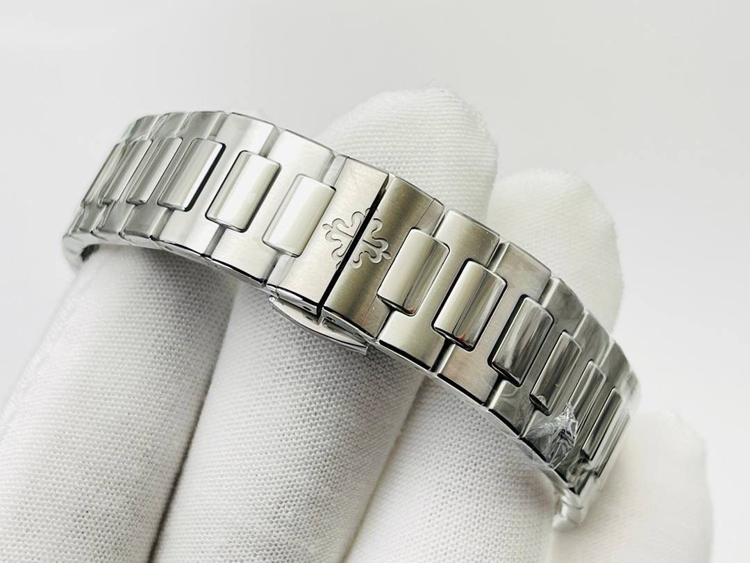 百达翡丽鹦鹉螺女款腕表PP7118强势来袭！ “324”机芯最高版本““到货”” 唯一媲美正品的副本！ 正品完美互换真正Cal.324C一体29钻机芯！ 全新订制版百达翡丽专Cal.324SC自动上链机芯。史无前例厚度和正品一致完全实现。整机根据真正的Cal.324SC机芯设计-1:1尊重原厂设计，傲视市面上一切副本百达翡丽。 机芯尺寸“27.0mm”厚度“3.3mm”动力存储“45小时”数据正品一致！ 腕表尺寸34MM，厚度8.3MM，全网最薄！ “没人能拥有百达翡丽，只不过为下一代保管而已。”