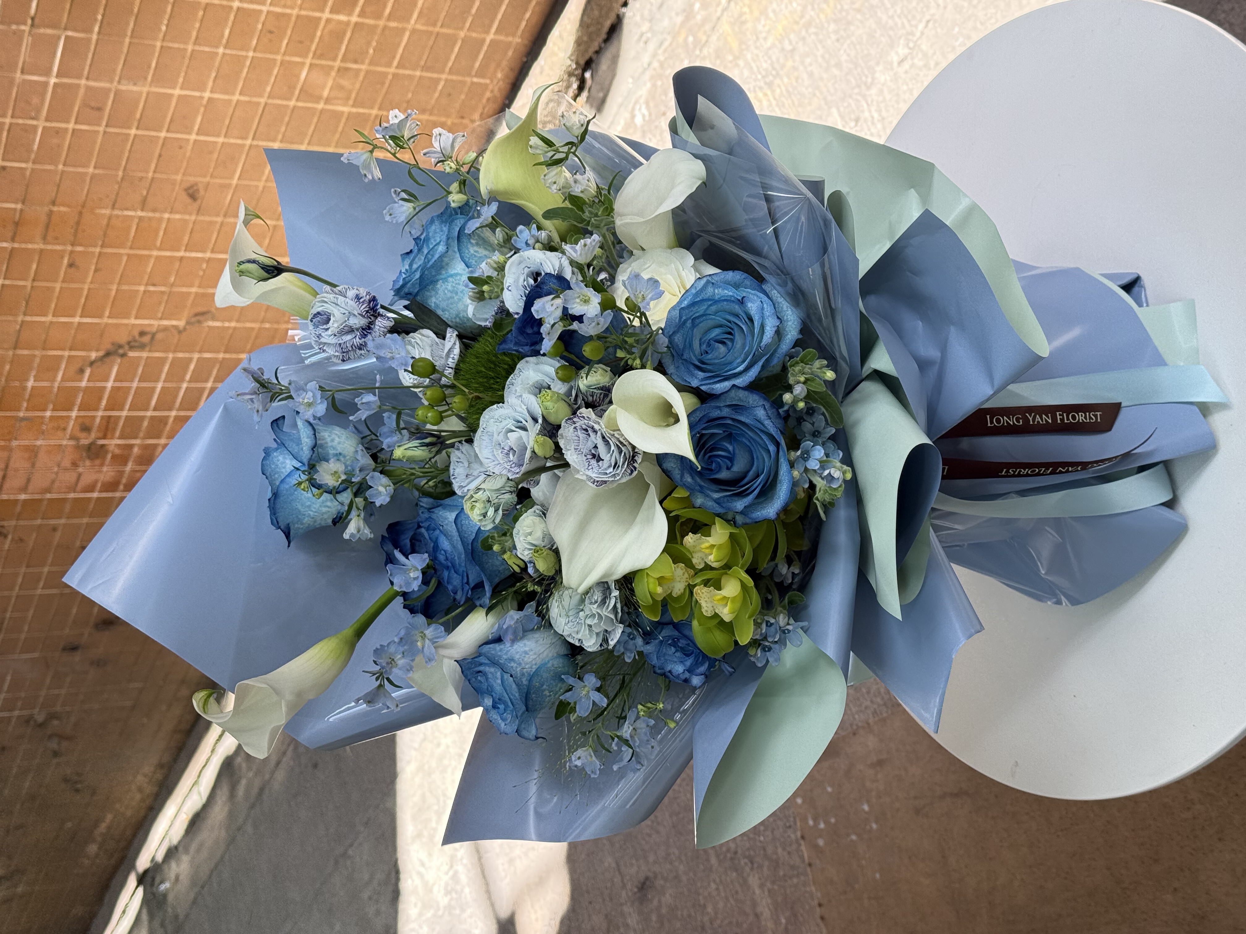 白馬蹄蓮配吸色玫瑰花束