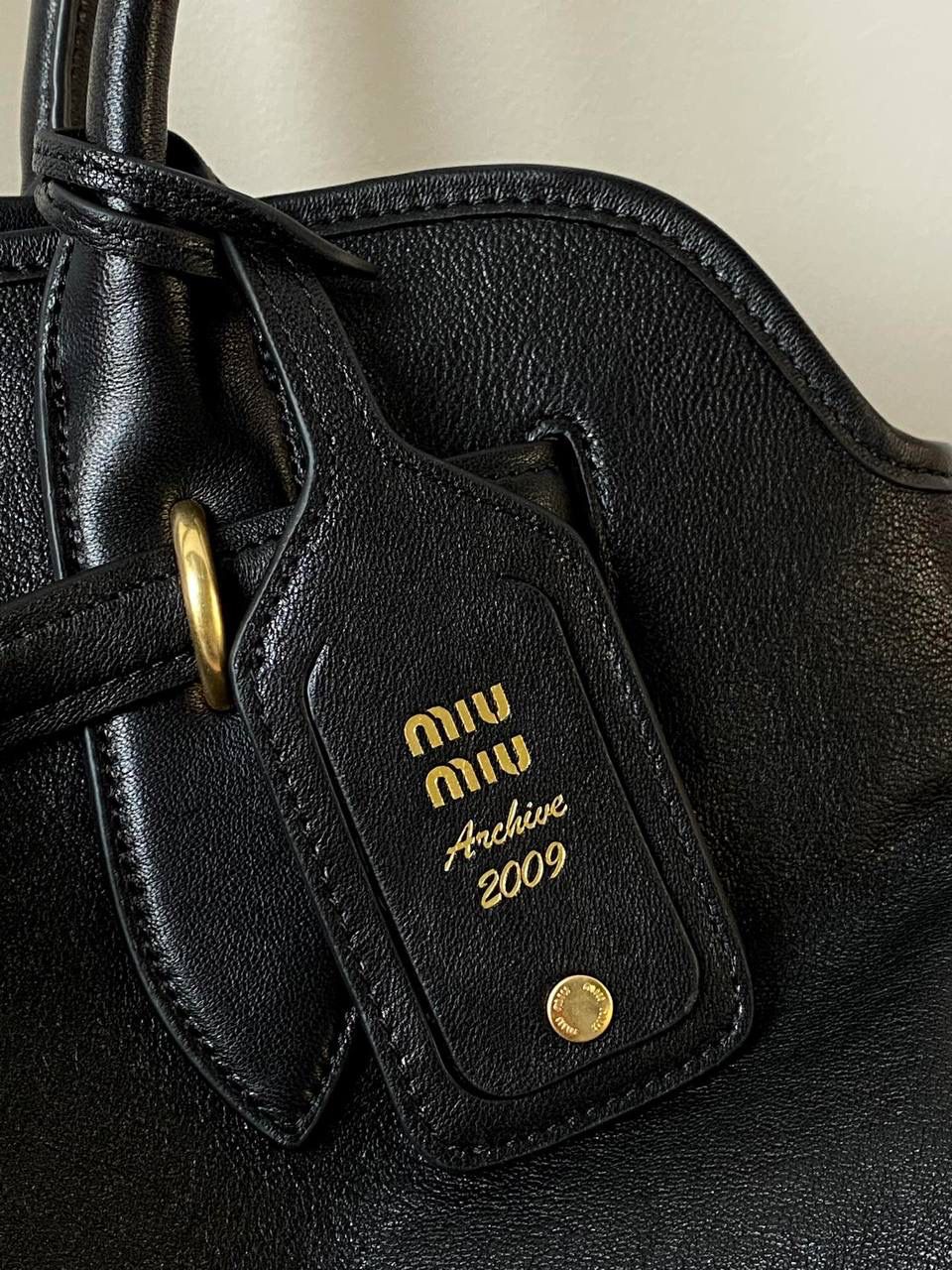 🈶黑色 𝗠𝗶𝘂𝗠𝗶𝘂 手提包 这只Aventure我要夸爆它！ 绝对是公文包中的颜值天花板 这款有多难买不用多说，绝对的断货王 酷酷的慵懒感洋气且时髦 还有一丢vintage感，超有调 上班通勤，日常出街都超出片 很有年轻人的活力！ 31×40×13cm #F0023m