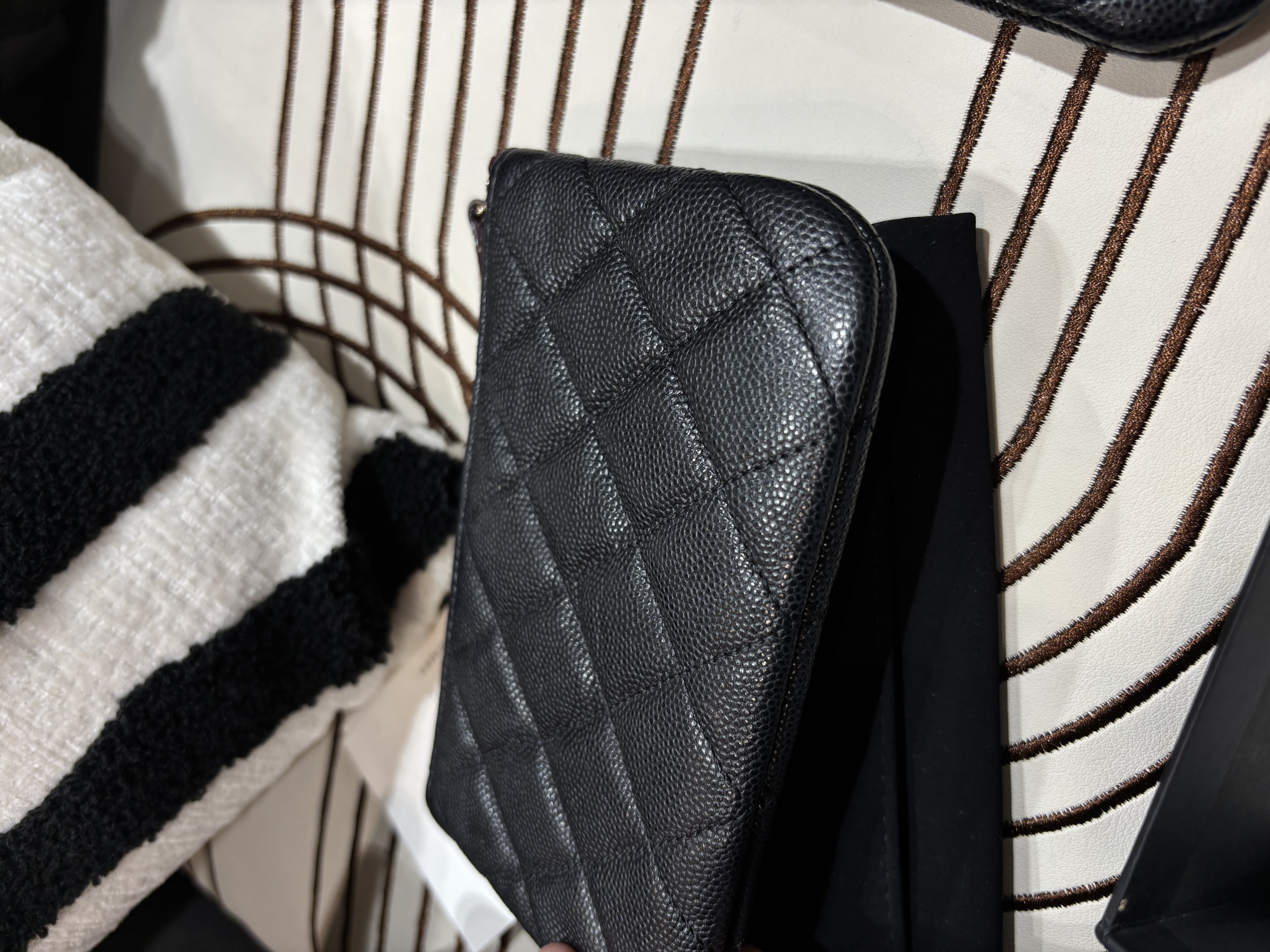 Chanel zip pouch o case 黑色荔枝牛皮金扣zip wallet 100%Authentic, 99%new ✅晶片✅Dust bag