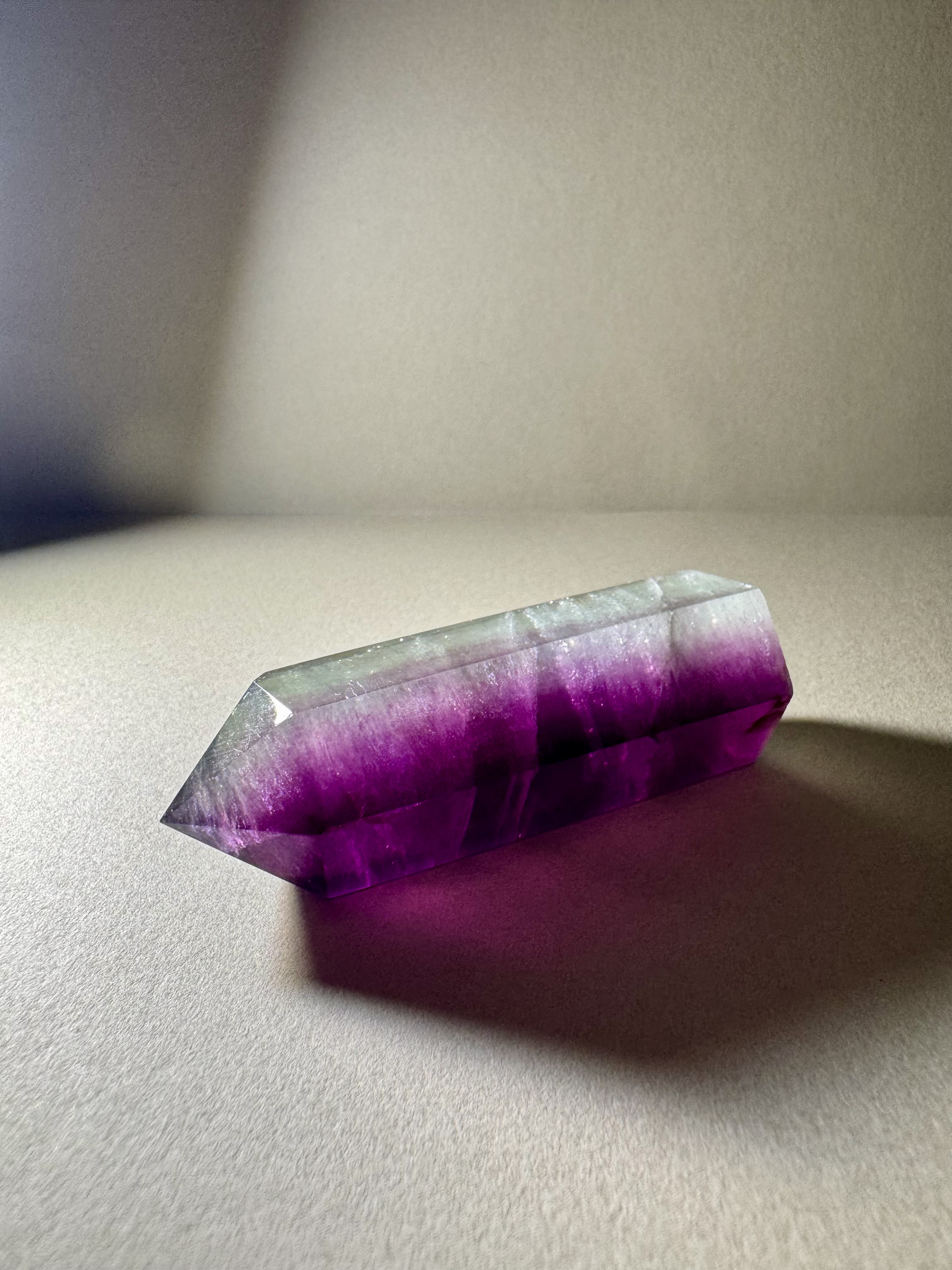 天然水晶柱 － 紫綠分層冰飄海浪紋螢石