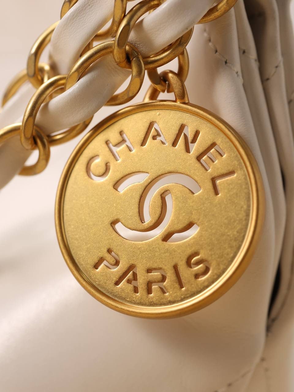 小香全新 22bag白色小号👜❤️‍🩹 超大容量手袋 斜跨托特包 光面小牛皮 金色LOGO 白色垃圾袋小号独家渠道来啦 我们只做唯一的渠道货，唯一独家对比正品的欧洲渠道货 尺寸：35 x 37 x 7cm