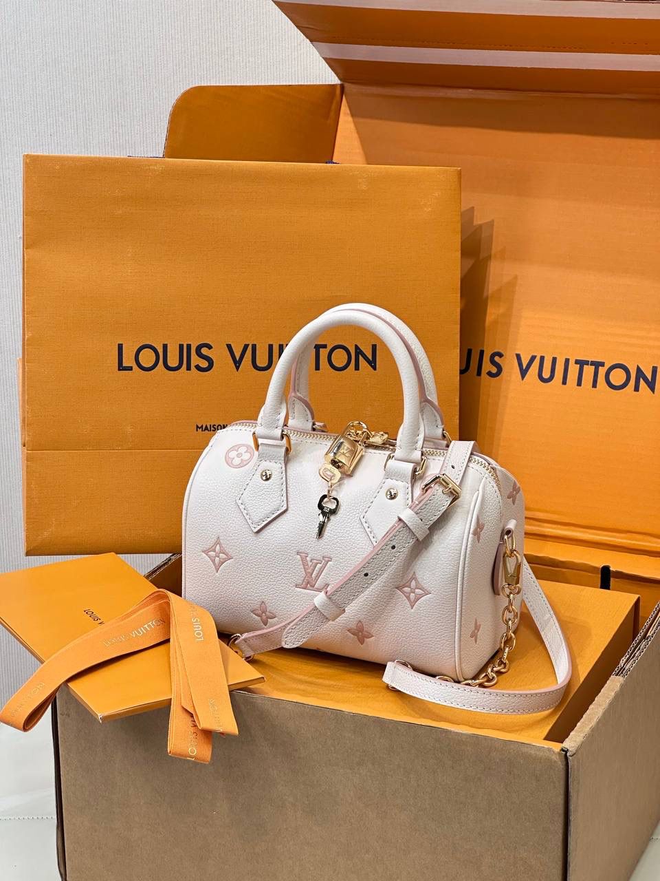 作为驴家常年断货的经典款speedy枕头包，一出道即巅峰，哪怕是到了现在也一直是时尚达人潮人最爱的包款！热爱时尚潮流的你一定在不少街拍秀，小红薯🍠围脖🧣上也能看到它的身影！年年的经典大爆款！ 这 尺寸：20.5 x 13.5 x 12cm