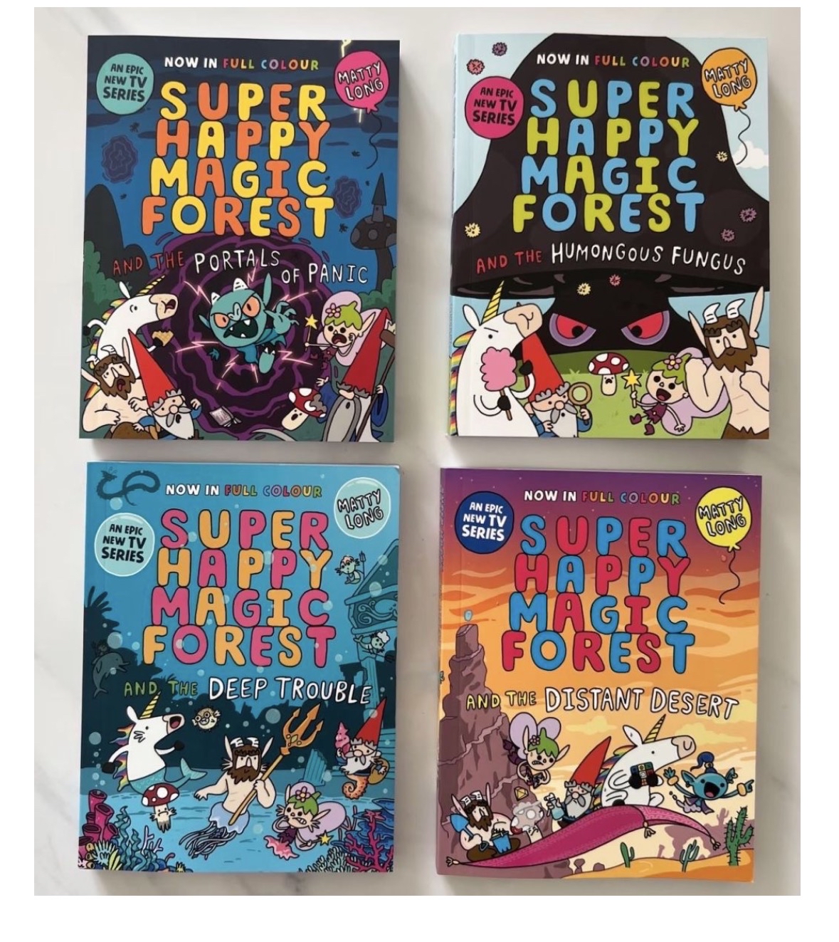 💯正版Super Happy Magic Forest 4冊 🇬🇧英國進口書，牛津大學出版社Oxford 非常厚4冊書！單冊200頁左右！ 🎵配套原版音頻✨藍思500L–700L  爆笑奇幻冒險書，腦洞大，畫風可愛😍 🏅橫掃兒童圖書中心會刊藍緞帶獎 🏅劍橋最佳童書獎🏅謝菲爾德圖書大獎