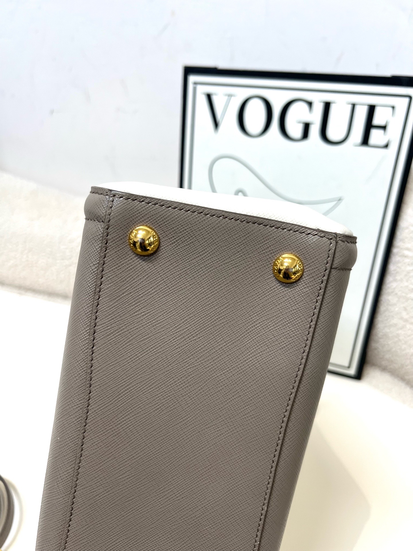 【預訂貨品】Prada 大象灰拼白色殺手包