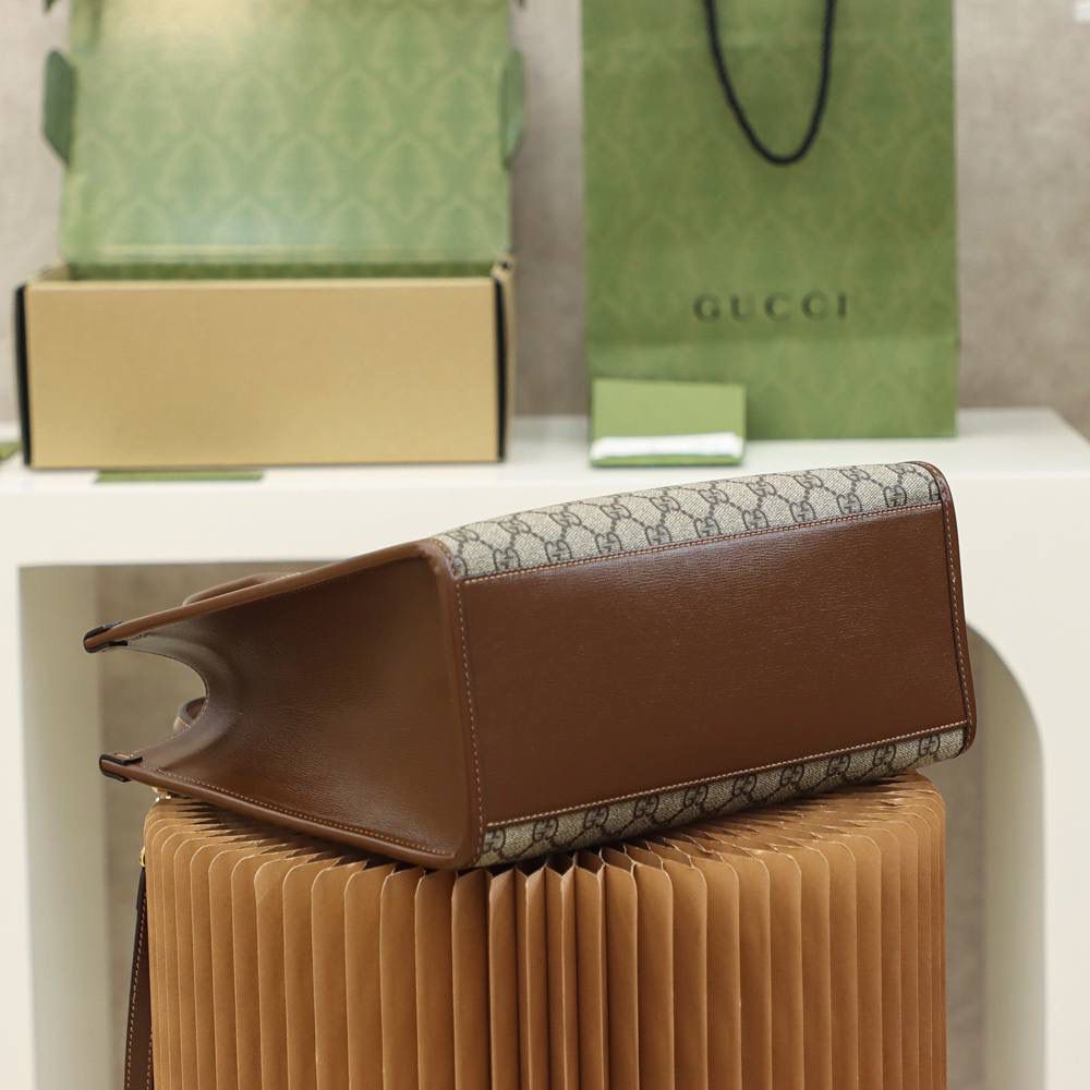 𝙂𝙂 𝙏𝙤𝙩𝙚 正品皮 #659983# ✔️尺寸：31*26*14cm 这一届的托特造型，又掀起了一阵大家的欢呼声，这设计师，简直太懂大家了，托特的造型，已经被大家深受喜爱，这复古独特的味道，更加绝了，干净利落的造型，简直男女都可以拥有，现在的设计师，不仅在造型上做到了顶峰，更是满足日常男女的需求，大容量的容纳设计，更是在外观且实用性上并存！👜✨