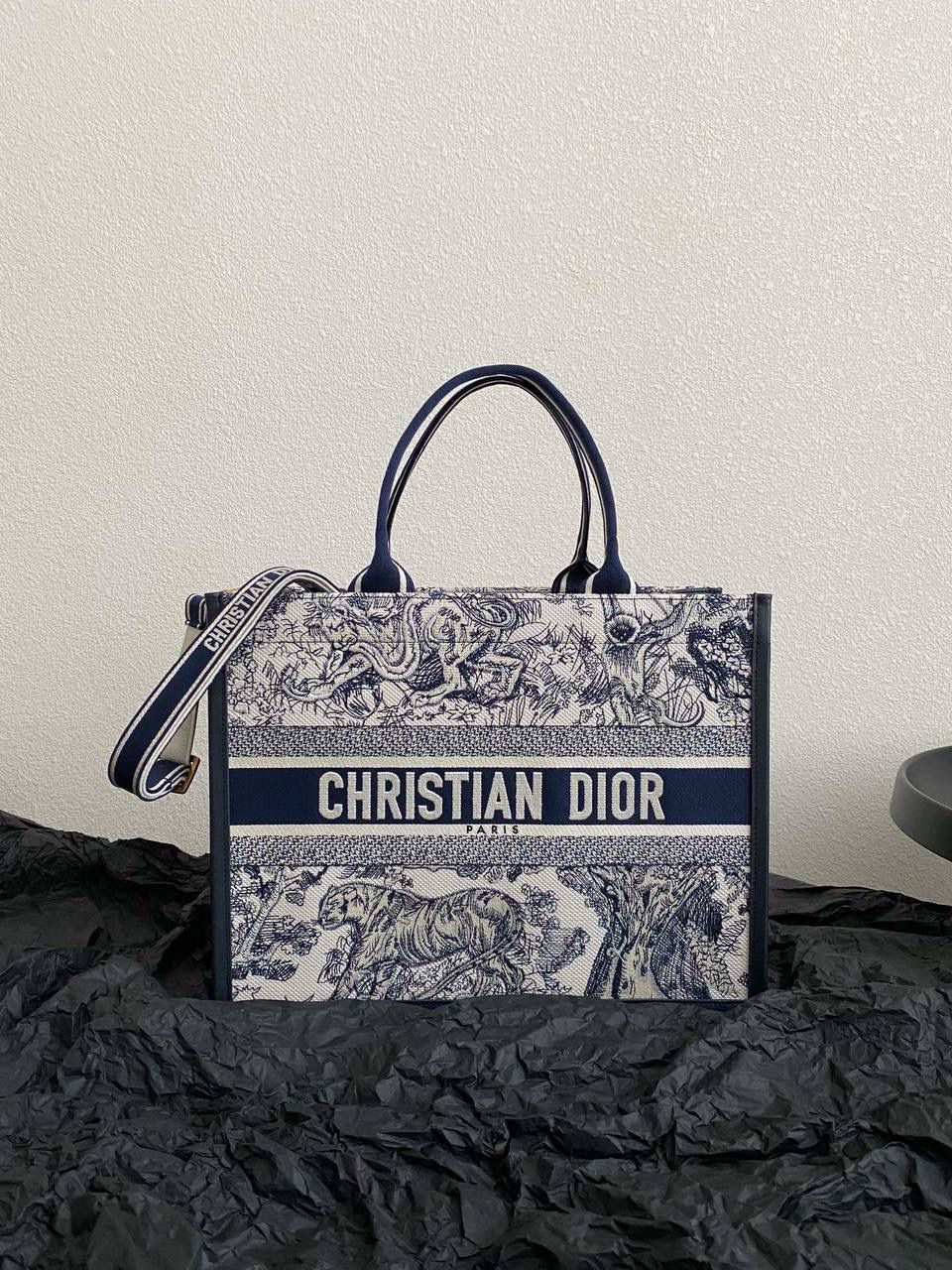 🈶蓝老虎，中号 𝗗𝗜𝗢𝗥 𝗯𝗼𝗼𝗸 𝘁𝗼𝘁𝗲24新版 茹伊印花动物园款它来喽！ 不得不说，D家确实好会玩啊 可以背的托特！简直不要太棒 在最最最经典的托特上又衍生爆款了😍 越来越多人爱背大包真正的无性别之分 不管手拎斜挎，通勤健身出差毫无压力🤟🏻😎 整体有型不会塌，恨不得天天背 大包爱好者可以闭眼收了！！ 36×16×27cm