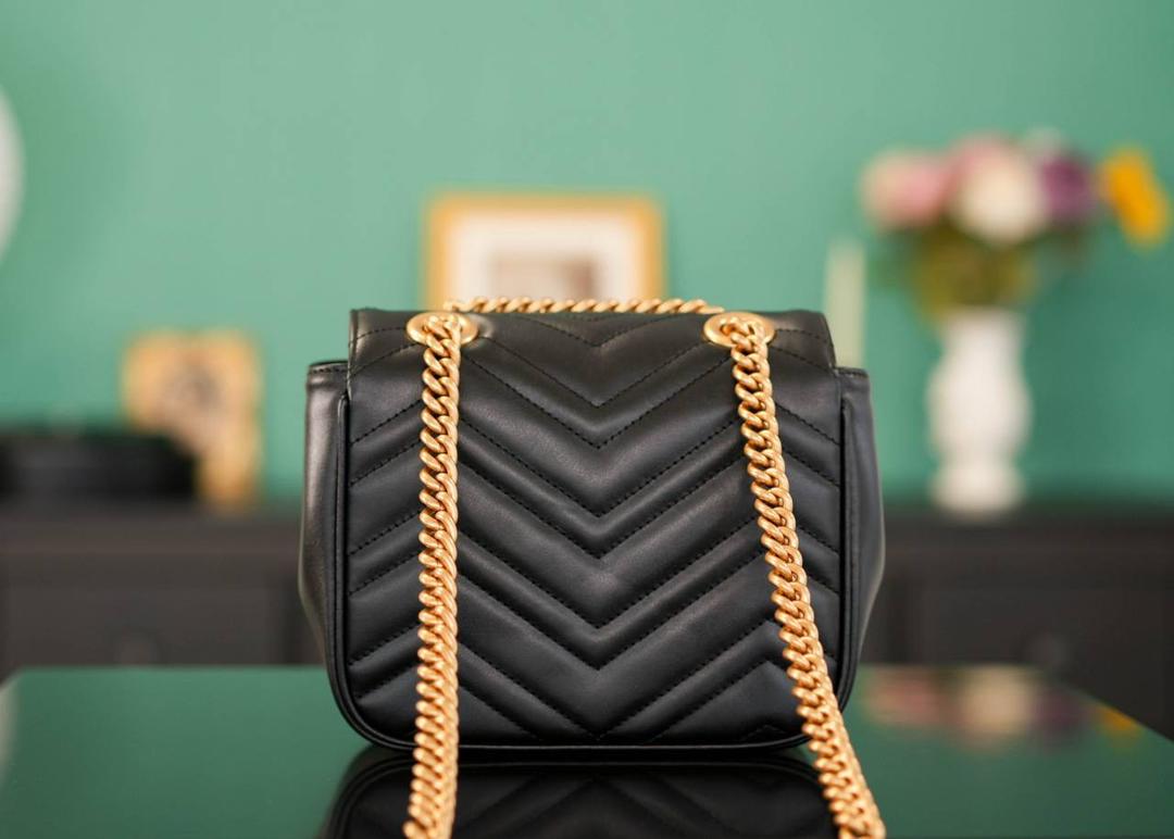 👜🔥GG Marmont系列绗缝迷你肩背包 新款方胖子黑色 18cm （原厂皮 全铜五金） 正品售价,500 GG家经典系列再次推出方胖子设计造型， 保留原有的Marmont经典系列轮廓， 更加精致时髦洋气了~ 容纳量也是非常可观的，日常容纳需求完全没问题， 可斜挎可肩背，也很百搭哟! 官方款号 739682 尺寸：18x15x8cm