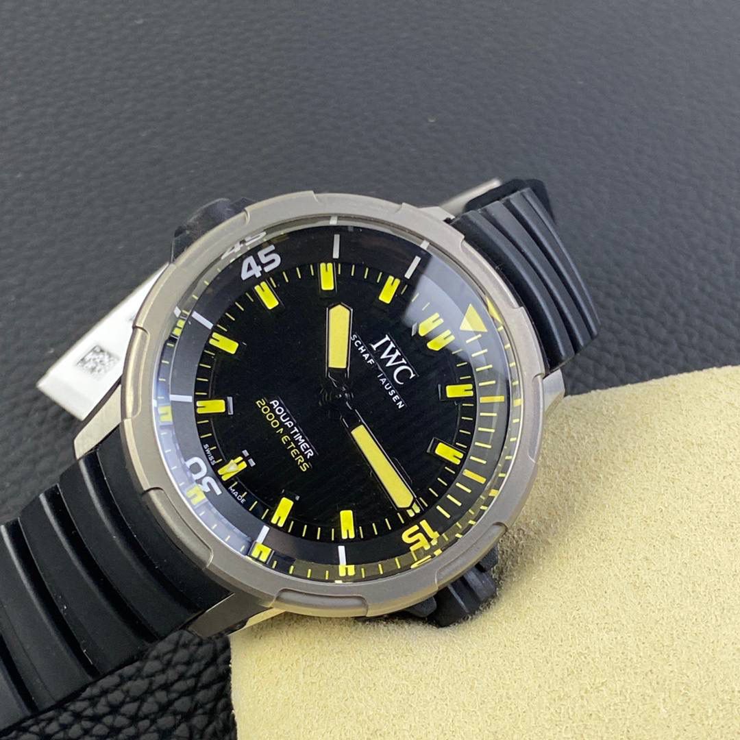 最新款上即将来袭，海洋王者不止水鬼，深海之星万国海洋时计2000自动腕表——只为男人制表！ 专为潜水员及潜水爱好者打造顶级潜水仪器，即使是对于极端的水下作业也不在话下，表壳直径46mm，以钛金属打造。腕表采用一枚造型精美的穹形蓝宝石水晶玻璃表镜，富有机械感的齿轮形表冠，黑色橡胶表带！机芯采用亚洲超级稳定的Aisa2824全自动机芯，3点简洁的日历窗口，表底深海潜水员的经典潜水头盔，一款适合生活悠闲及夏天潜水游泳的最佳选择🔥