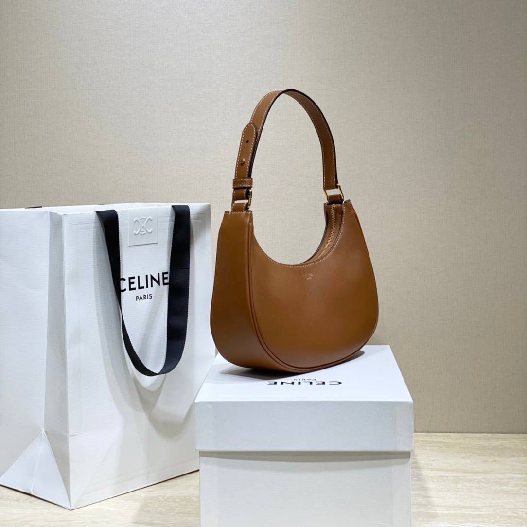 🔥大货实拍图 𝗖𝗘𝗟𝗜𝗡𝗘 ♥ 光滑全皮纯色𝗔𝗩𝗔 此番Ava bag以Smooth Calfskin材质呈现丝滑流畅的外观，再搭配精致饰边，小牛皮衬里与五金配件，尽显简约高雅格调。 型号：193953 尺寸：23*14*7cm