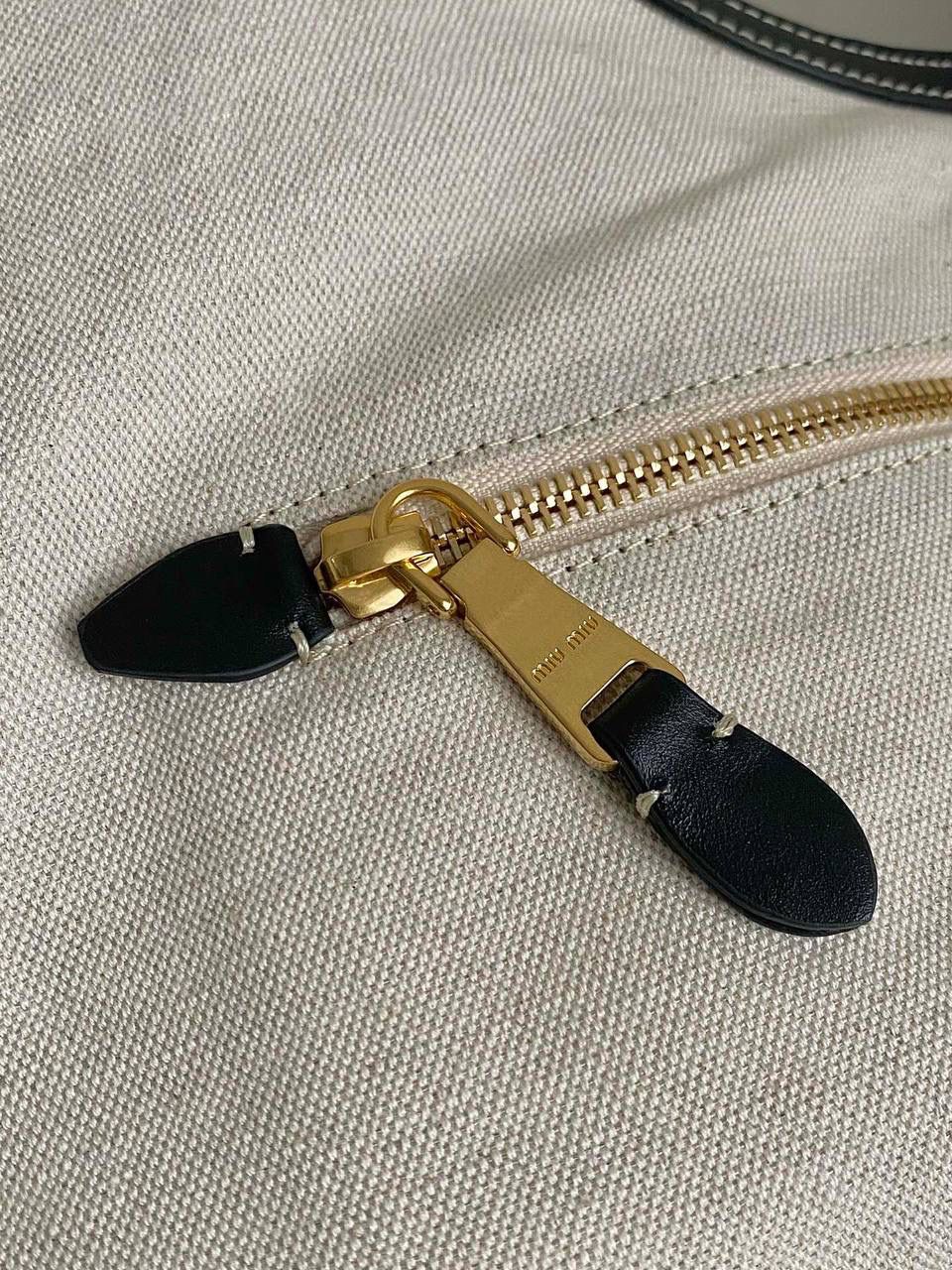 🈶黑色大号 𝗠𝗶𝘂𝗠𝗶𝘂托特！！ 近年miu家真的很会，都是心头爱 慵懒惬意的敞口托特搭配弧形包口 同色系浮雕logo低调又高级 软而不塌的全牛皮质感绝！ 中号大气的包身，男生女生都能驾驭 随时随地的凹造型 小号可以斜挎 小巧可爱，可太适合霓虹妹了 被痕痕拿捏住了🤙🏻 40×39×18cm #F0120m