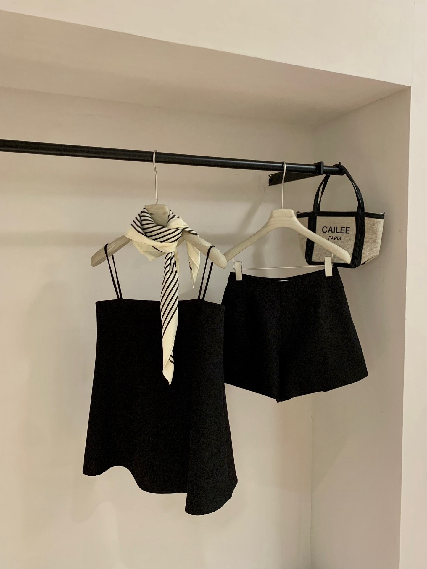 Maya Top + Short Sets 法式高级感吊带上衣+短裤套装 ( 2 Colours )