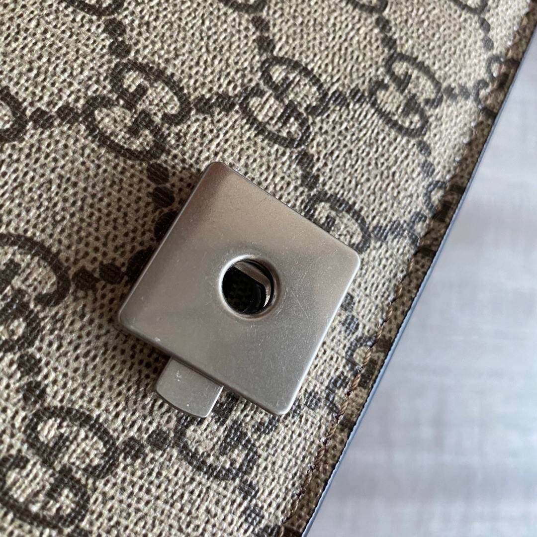 👜独家特级正品品质 g的经典之作，400249中号酒神包！28189cm！¥新包装！织纹虎头马刺扣为这款有结构感的肩背包增添光彩。滑动链条包带有多种背法，可在肩背和手提之间自由转换！麂皮衬里，口袋内里配以 gg supreme 高级人造革！！ 附带️全套最新绿色系列环保包装✨🔥