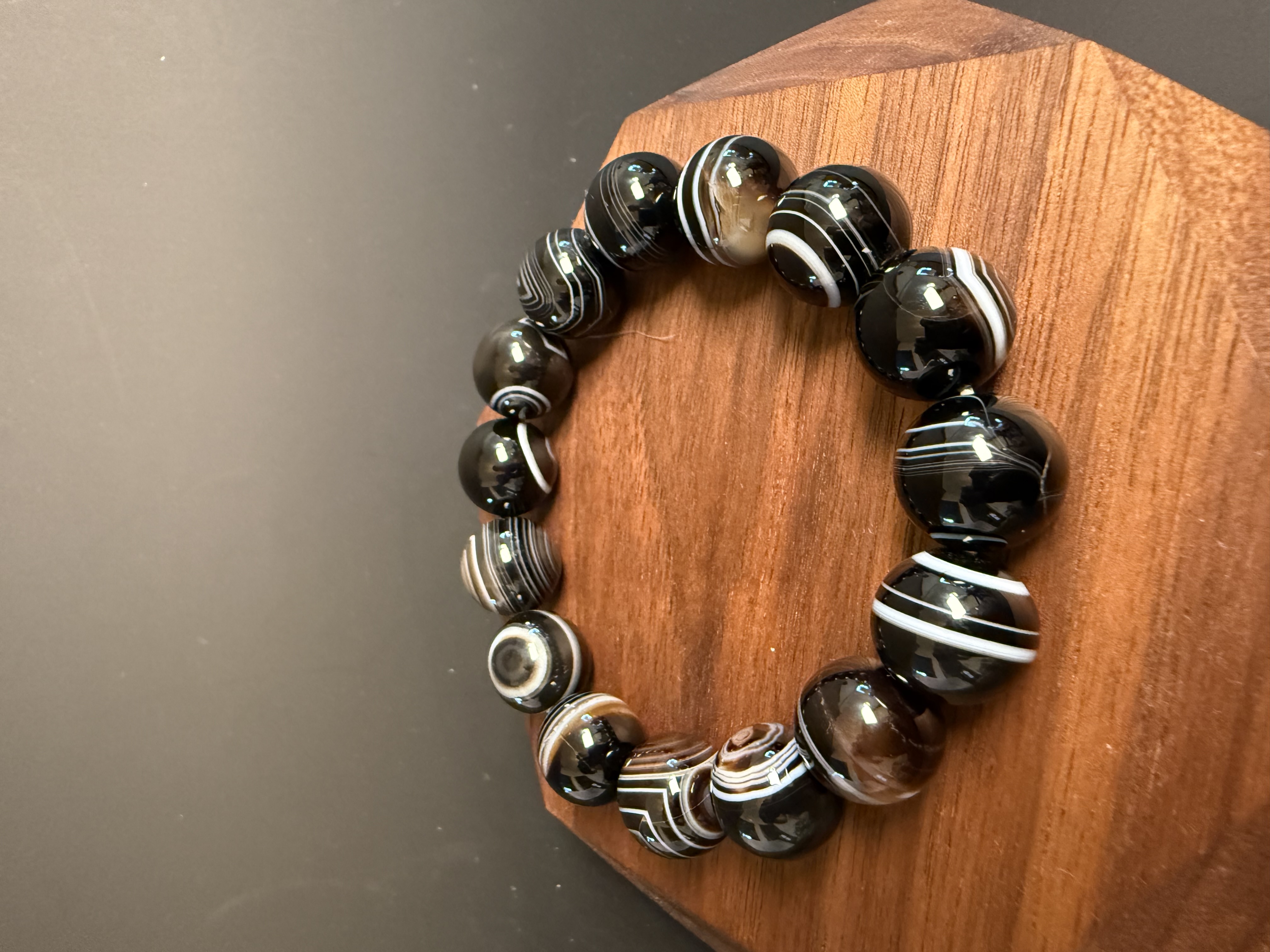 白紋黑瑪瑙手串｜White-Veined Black Agate Bracelet｜14mm