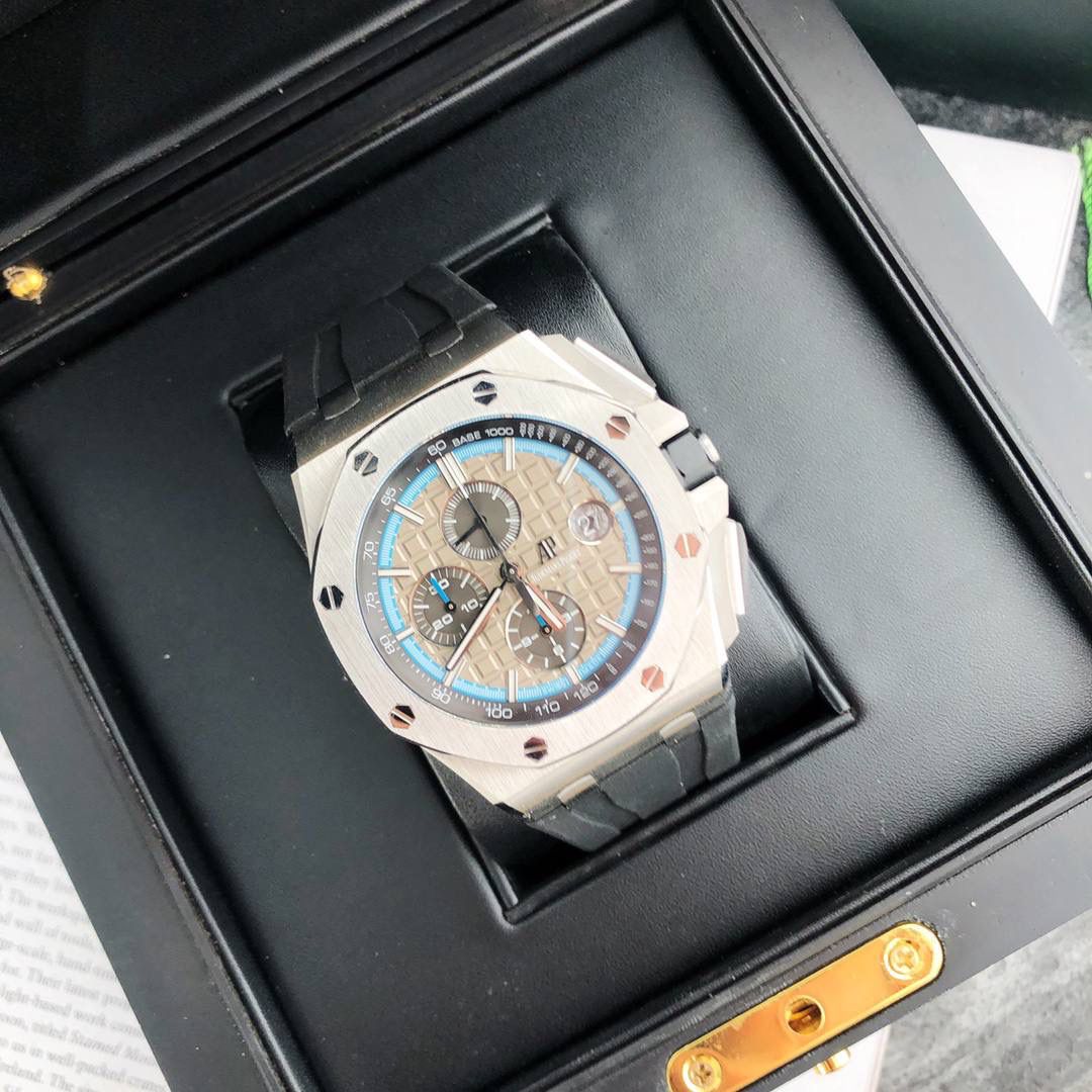 皇家橡树 - 爱彼AP 26400系列 44毫米直径 市面上最好版本的超级复刻 柔软硅胶带 皇家橡树离岸型 男士全自动机械腕表 ，316L精钢表壳 ，搭配原装复刻定制机芯Cal.3126全自动机械机芯 走时精准 稳定，透视后盖 裸露的机芯跟正品一模一样，反炫光蓝宝石玻璃 ，超级耐划痕，搭配原厂模具橡胶表带，原装针扣 ，300米防水，整壳套超高品质，超A做工，非市场普通货，货有所值 ，硬汉必备神器，爱彼入门级腕表 强烈推荐，制作耗时又耗精力，尽可能把最精至的腕表呈现给各位腕表爱好者。