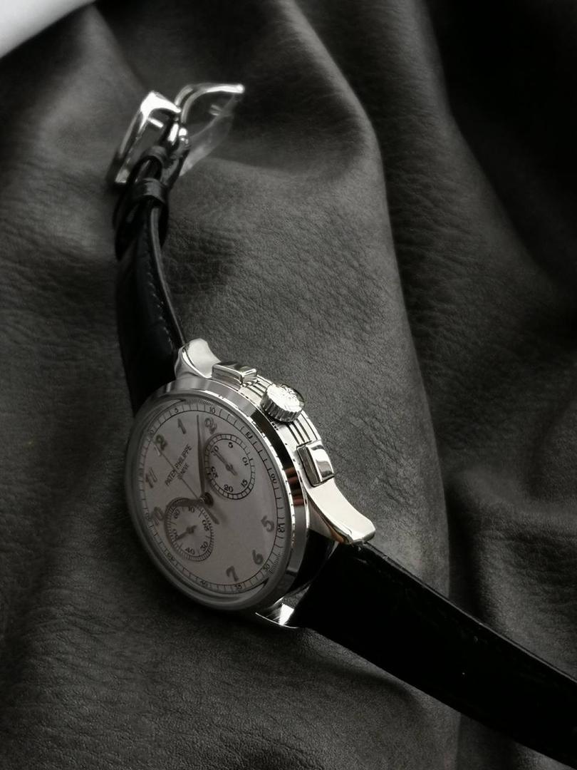 百达翡丽复杂功能时计5170G多功能腕表，堪称腕表精品当中的精品！😍✨🔥 腕表直径为42毫米，作为一款男士腕表，它的表盘大小适中。为我们奉上对称的美感，整个表盘的布局大方得体，包括了如此之多的功能的同时，又不会让人觉得繁杂。 机芯采用了7750机芯完美还原正品诸多功能，提供了强大的时间衡量功能。意大利牛皮表带，专属的灯笼扣，任何季节，任何场所，任何职业人均适合佩戴，让手腕佩戴得更舒适，让气质绽放。此款腕表具有30米防水功能，满足大众日常生活，休闲度假必备腕表。 百达翡丽5170G可以说是腕表中的精品，功能方面的巧妙构思，外观上的合理布局，以及优越的机芯性能，无一不体现出百达翡丽的独特设计，一件经典的艺术品，一件完美的收藏品。