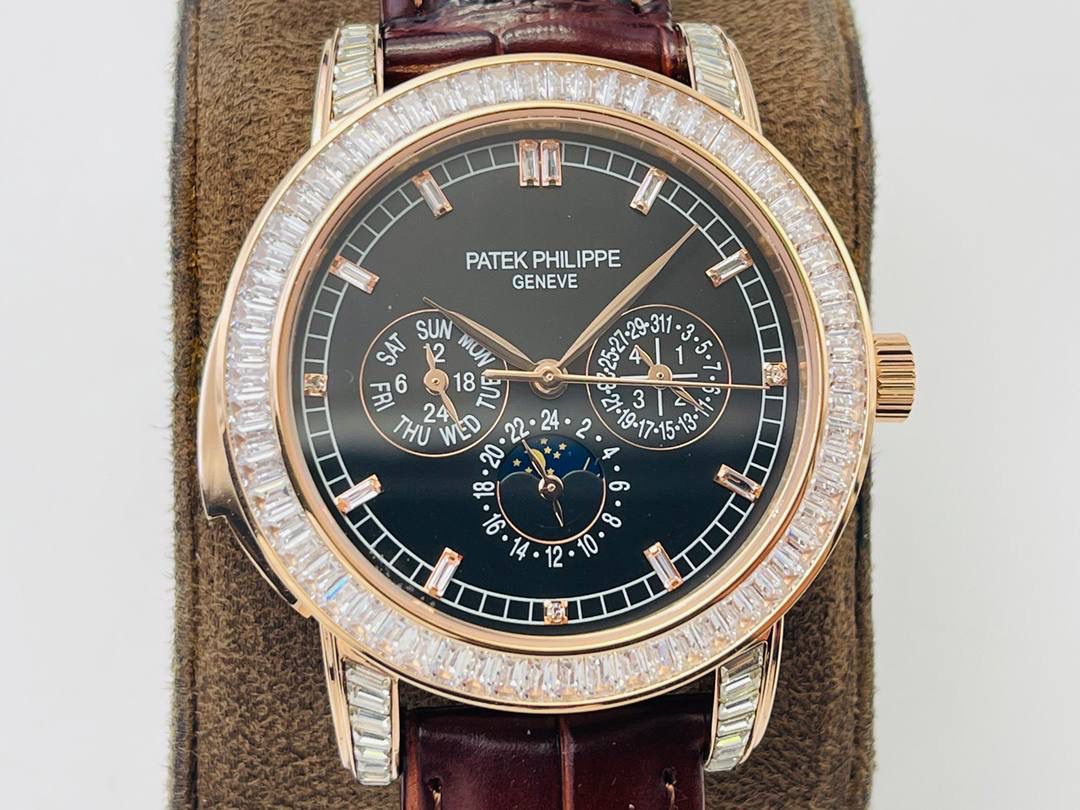 【2022诚意推荐】百达翡丽超级复杂功能系列5073P_010腕表。用心之作，细节方面： 1⃣️突破多层技术瓶颈，机芯型号为CH 29-535 升级版，质量稳定！ 2⃣️尺寸42毫米，与专柜一致。 3⃣️表圈和表耳镶103颗长形钻石。 4⃣️表带搭配意大利头层小牛皮，表扣上镶钻石更显示这块腕表的豪华气质。适合各种商务场合，简敛精致不失优雅！