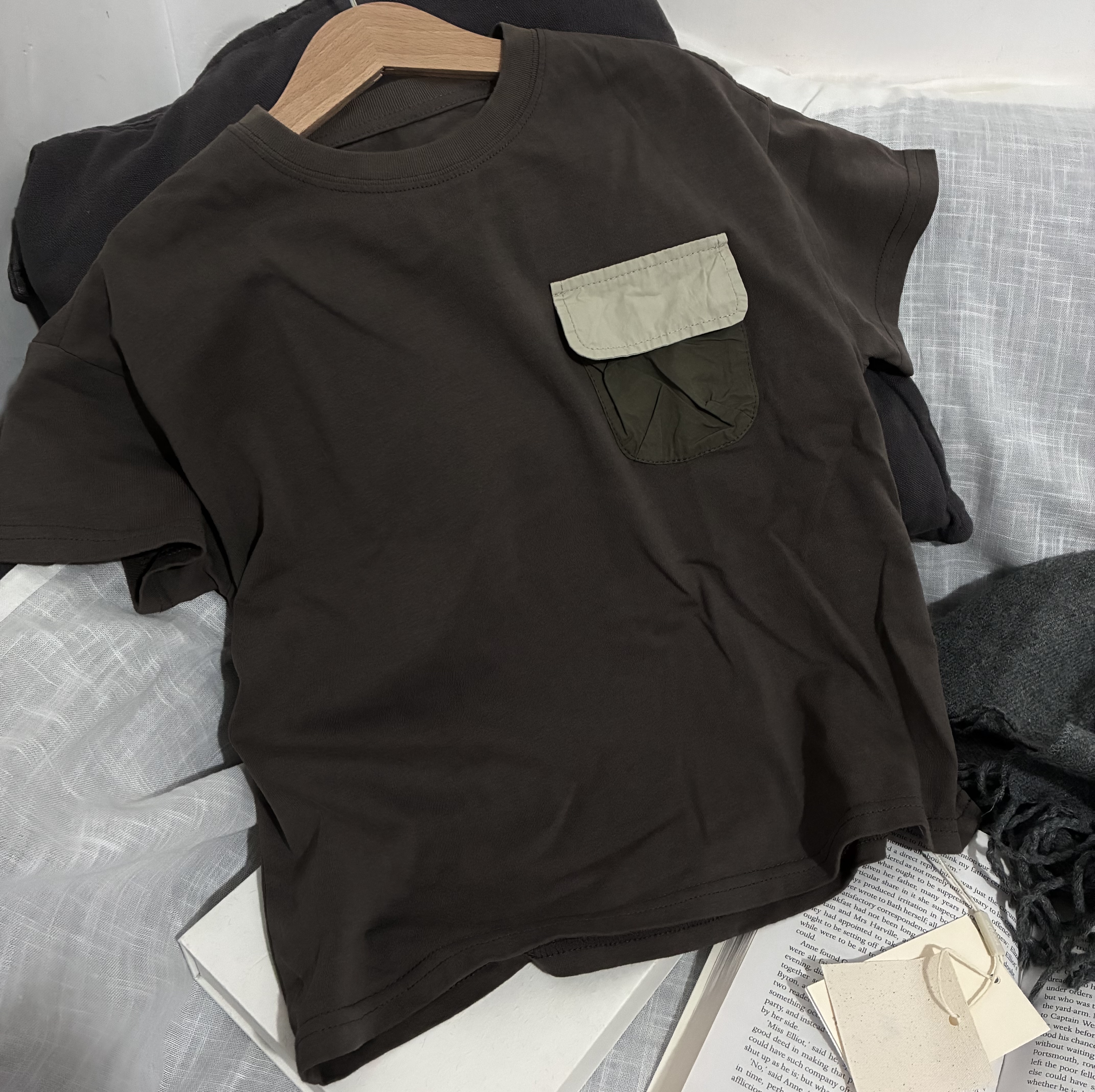 紫灰色撞色口袋短袖T恤SC255010