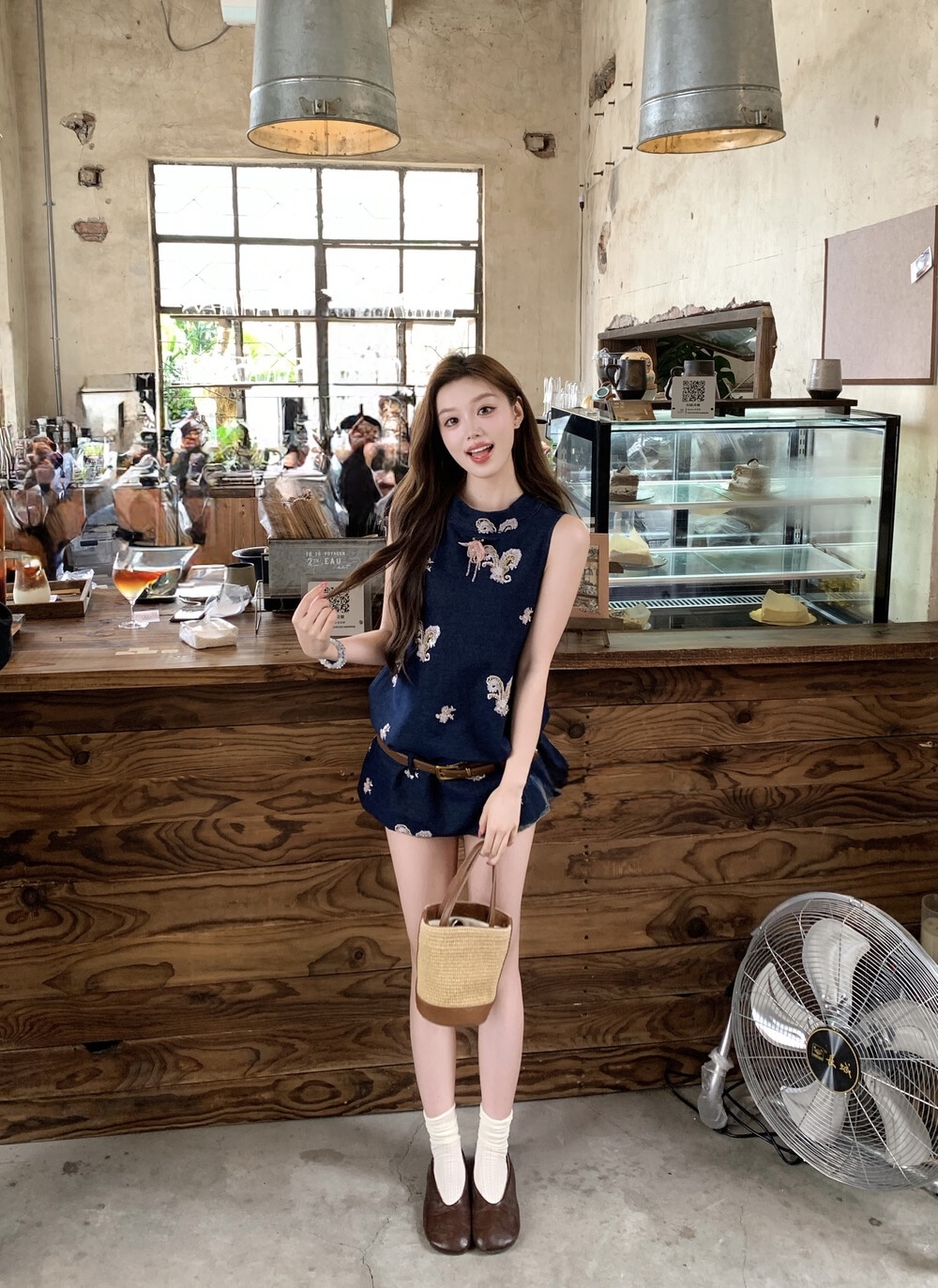 日常感重工刺绣夏季天丝牛仔上衣背心(配腰带,胸针) Sleeveless High Neck Embroidered Denim Top with Belt and Bag coming