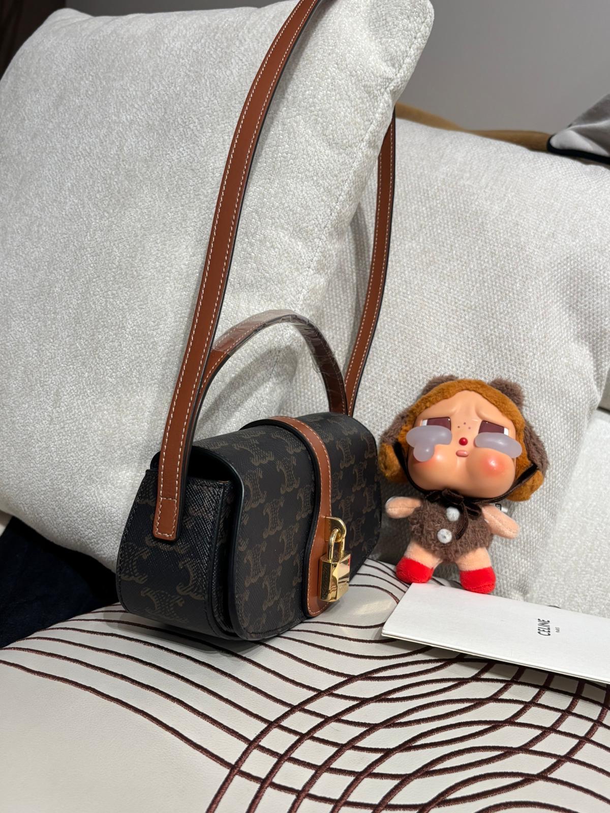 CELINE CLUTCH ON STRAP TABOU IN TRIOMPHE,100%Authentic ,99%new ✅收據✅dust bag 