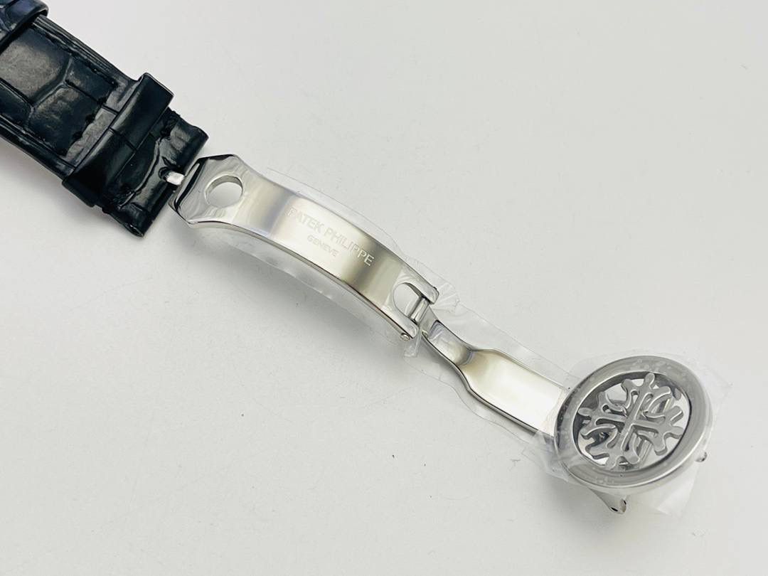 百达.翡丽最热门款式，PP复杂功能计时系列5146R 5147🔥🔥 1⃣️采用39MM表盘直径，精巧绝伦！ 2⃣️搭载高性能Cal.324自动机械机芯，具备年历，日期，月份和月相显示功能，提供了强大的时间衡量功能，表盘设计中心大秒针，是时间易于读取。 3⃣️相信这样的一款腕表会是很多爱表人士所梦寐以求的，但是就如它水中月的意象一样，可遇而不可求，所以，如果有个机会出现在你面前，那么就好好珍惜吧。