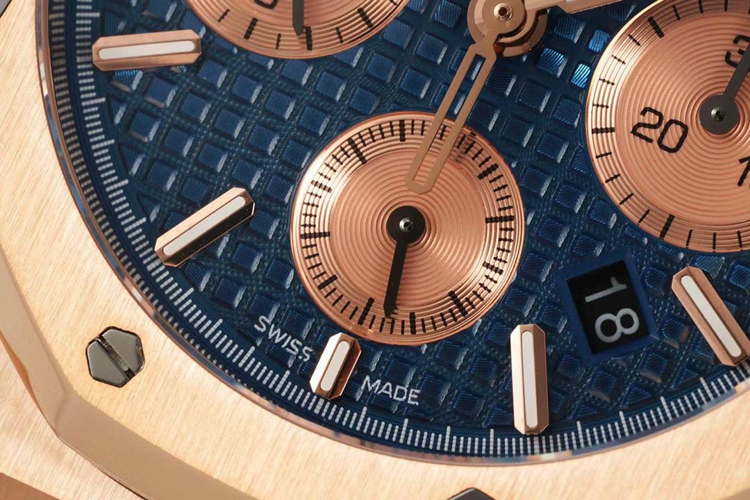 🚀新品来袭——爱彼26331OR皇家橡树多功能计时机械腕表41MM！💯 特点：表壳结构跟足原装正品，装配方式原装一致，使厚度比以往的更薄！ 旋入式表冠，按入式的计时按钮跟原装一致，才不会一眼假！(区别于市场计时和复位键都是旋钮后才可以按入) 1⃣️【机芯】7750改原装机芯 6字位小秒 功能与原装一致！ 2⃣️【表镜】镜面和正品一样采用的是蓝宝石玻璃镜面，和正品放在同一下角度对比，保持一样的通透明亮度，一致的防炫光效果！3⃣️【表壳】表壳精钢材质，采用原装数据开模，顶级打磨，不管是纹路还是质感都接近原装，通过拉丝和部分抛光打磨处理之后，忽明忽暗展现出精致而硬气的独特气质！ 4⃣️【头粒】最人性化的可松动头粒缓冲，确保更贴合手腕，佩戴更舒适。 5⃣️【表盘】还原正品表盘的细腻精致，立体工整的盘面“饼干纹理”和原装一模一样，经典的大网格凸显爱彼的特点，采用进口超强夜光！表盘细节做工秒杀市面其他！ 可搭配橡胶带和皮带，满足你更多需求！