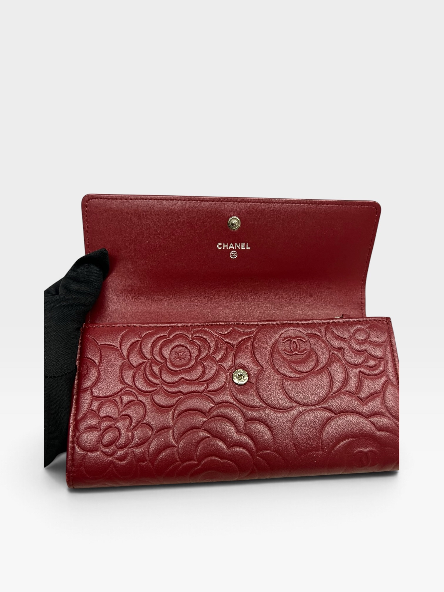 Pre-Owned Chanel Lambskin Camellia Embossed Flap Wallet/Product Code: 102305