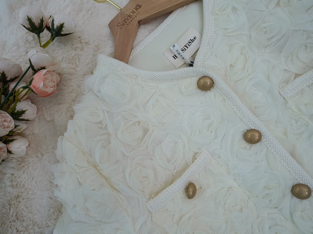 Textured Rose Pattern Cropped Jacket with Vintage Buttons ‖ 立体玫瑰花纹短款外套 KR0110835