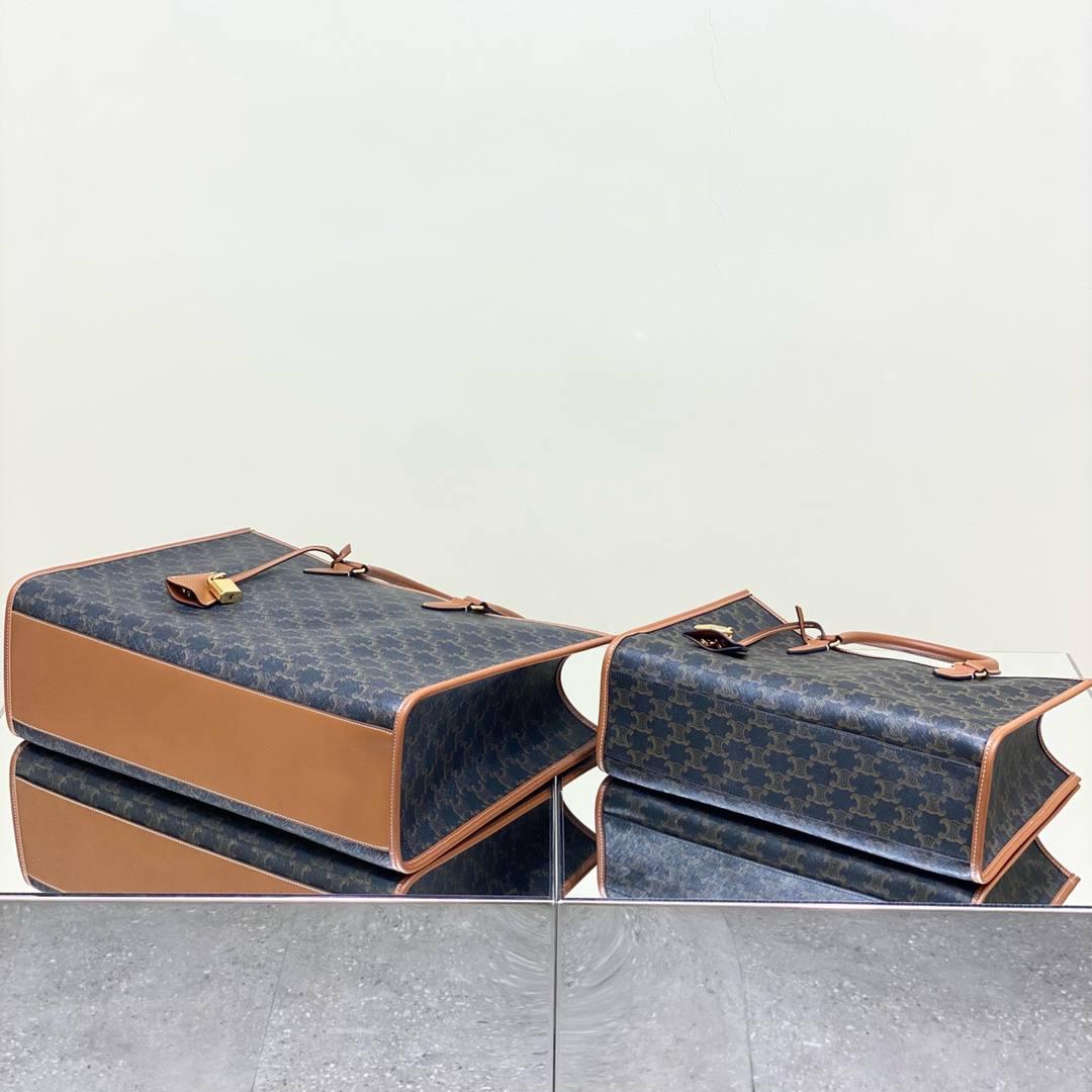 🔥大货实拍图 𝗖𝗘𝗟𝗜𝗡𝗘 ♥ 𝗖𝗔𝗕𝗔𝗦 𝗧𝗢𝗧𝗘大号 型号：197912 大号尺寸：43*30*10cm 小号尺寸：35*22*7cm 𝘾𝙀𝙇𝙄𝙉𝙀 𝟐𝟎𝟐𝟐秋冬新款～老花帆布cabas真的是大号包中的战斗机！耐刮擦，轻便，容量大，装电脑不在话下！更加感人的是袋口有暗扣，安全感满满，日常出门使用都很合适，职场女性和宝妈就更加不能错过啦！