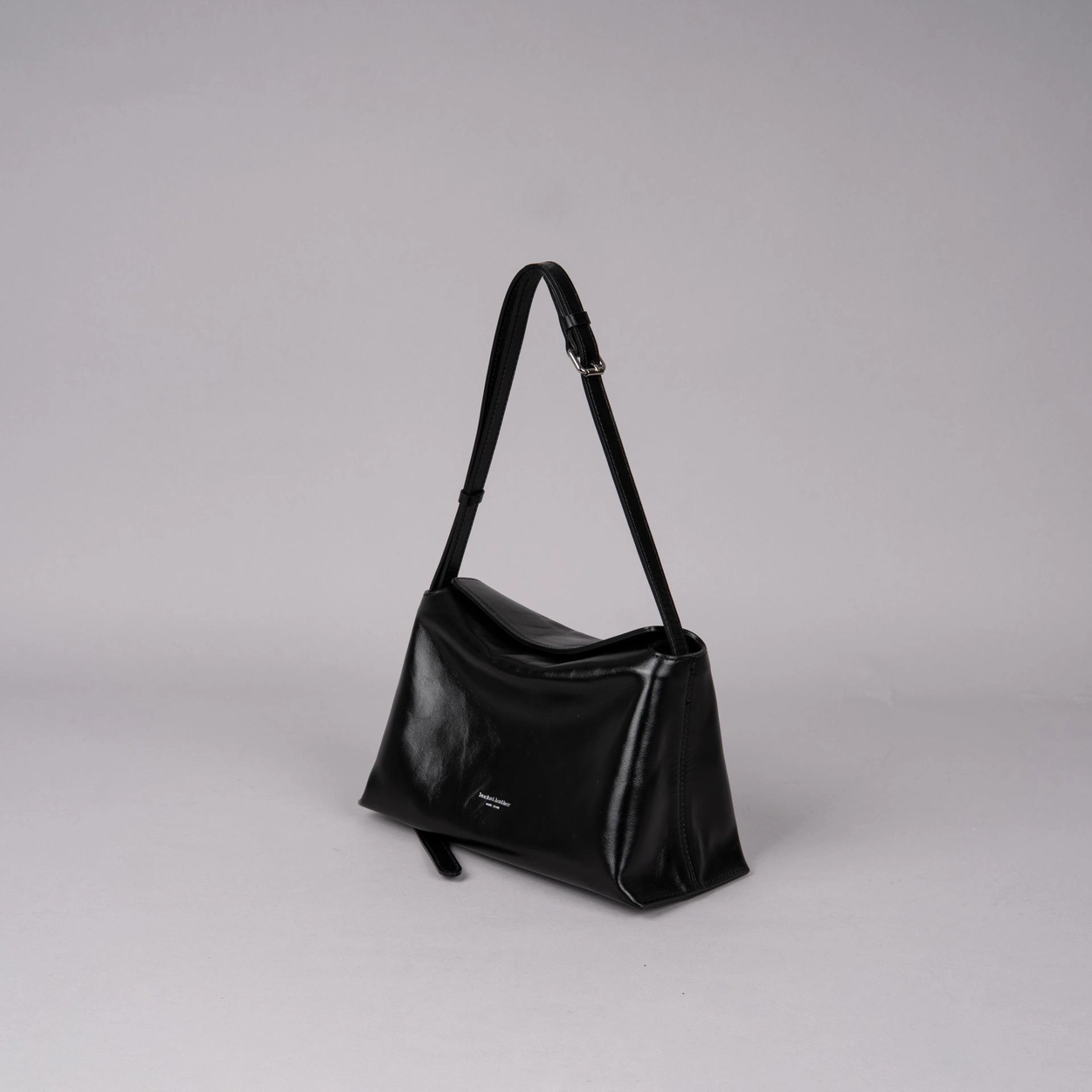 【26SS新皮】預訂_牛皮亮面 Bread bag 磁吸枕頭包 (M) By Bucks & leather