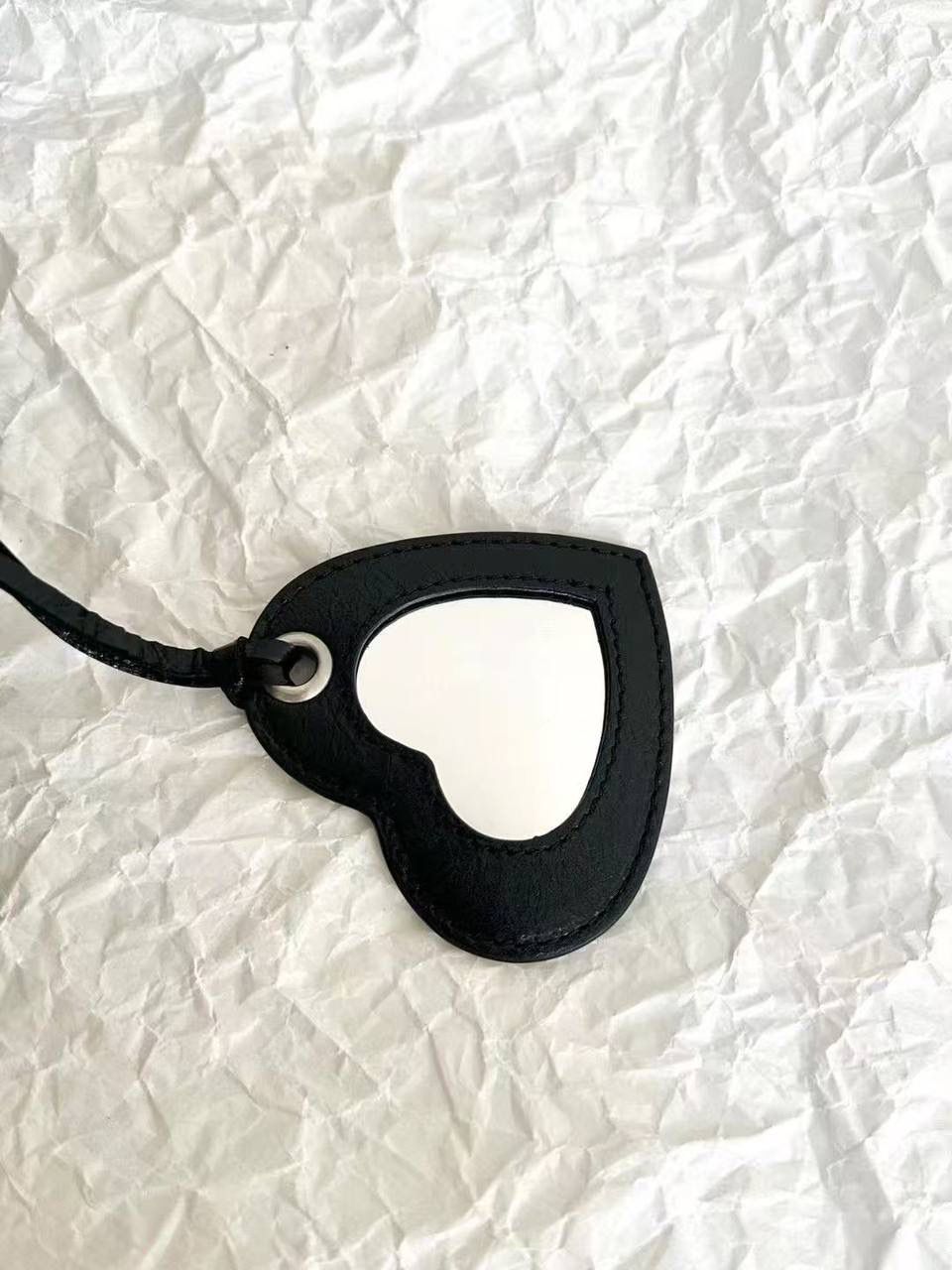 ⏰ ba1enciaga duffle cagole波士顿机车包黑色🖤 机车系列壮哉，又出新款咯～ 这只出来也是一眼爱 波士顿的包型真的不要太实用 手拎有腔调，斜挎也不违和 依旧采用原厂意大利VignolaNobile皮料 你们懂的😎 19.8×14×11.9cm743356m