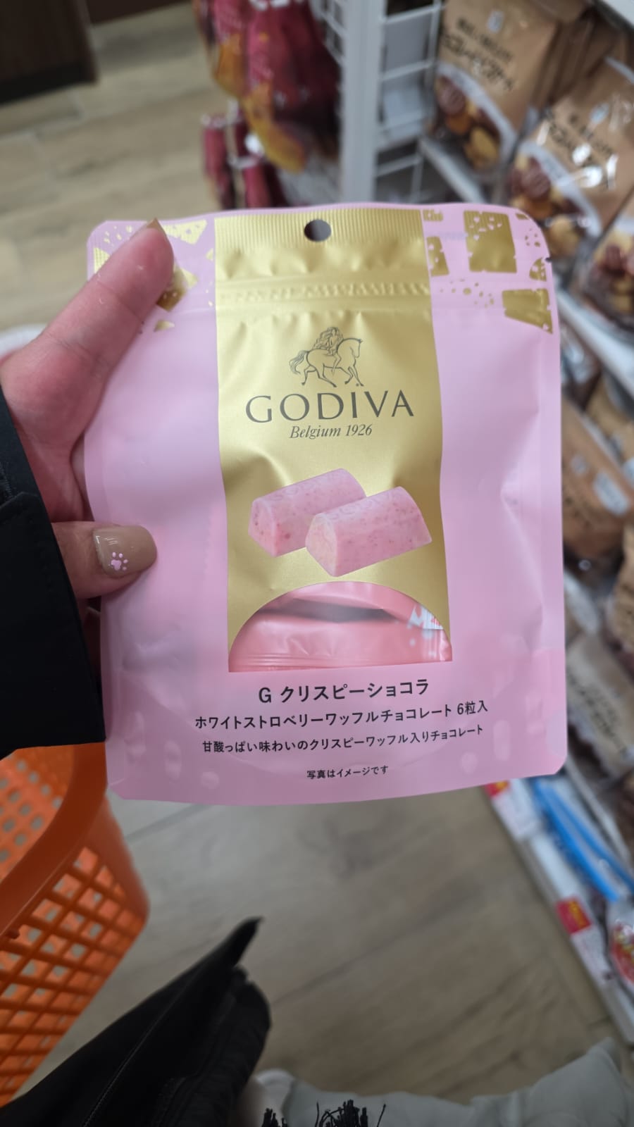 GODIVA G Crispy Chocolat White Strawberry Waffle