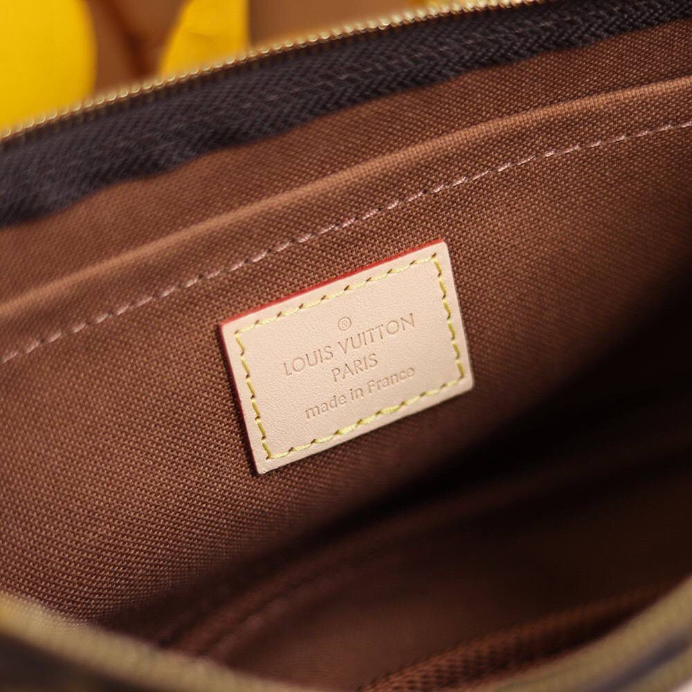 LV粉色全钢👜✨ 帆布制成的一款小巧轻便的三件套手袋，老花布肩带零钱包链条二件套，可手提可斜挎，它是你出席任何场合都可以携带的经典款式。拉链款式设计是使用更便捷。尺寸：大包25*13cm 小包20*11cm 圆饼包10cm