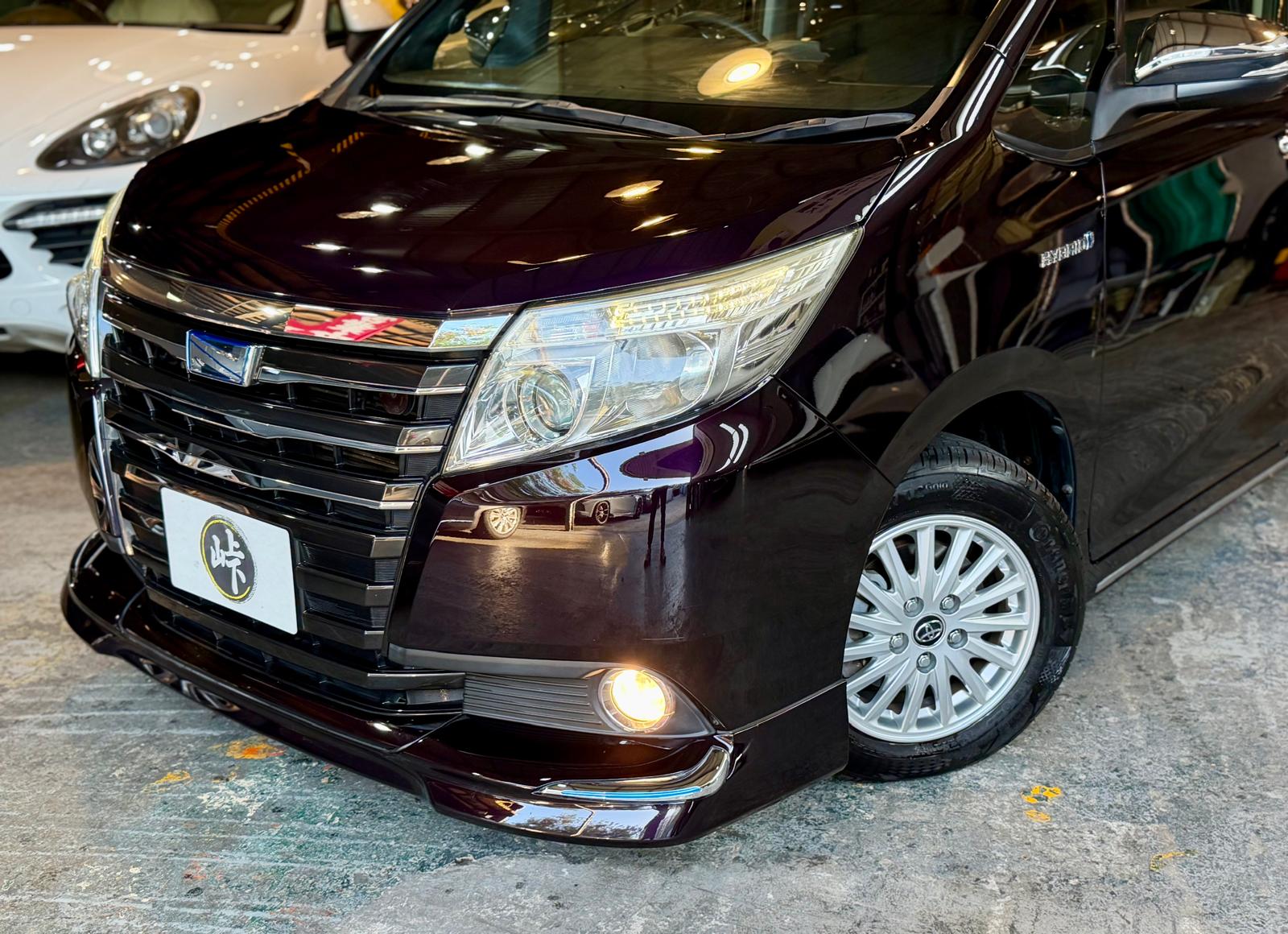 Toyota NOAH Hybrid 2015