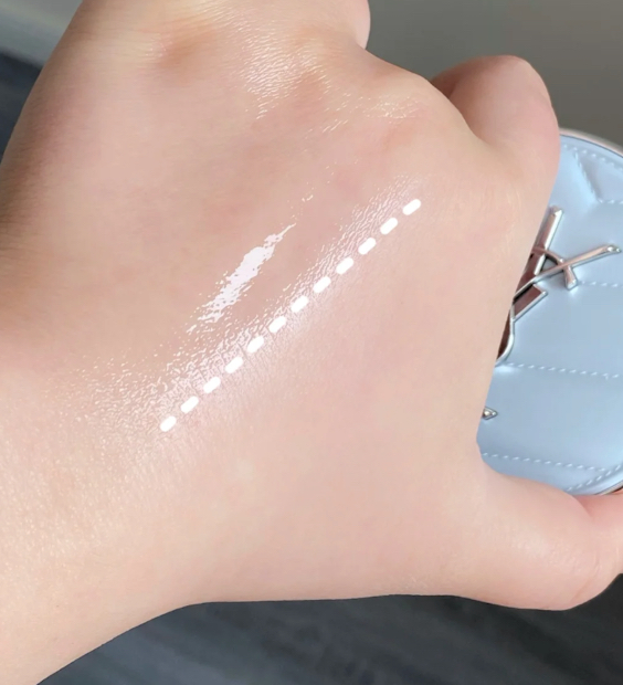 聖誕禮物🎁首選  2026限定新品！YSL 聖羅蘭 冰感柔霧藍氣墊 冰川藍水散粉 All Hours Blur Cushion Limited Icy Blue Edition  14G