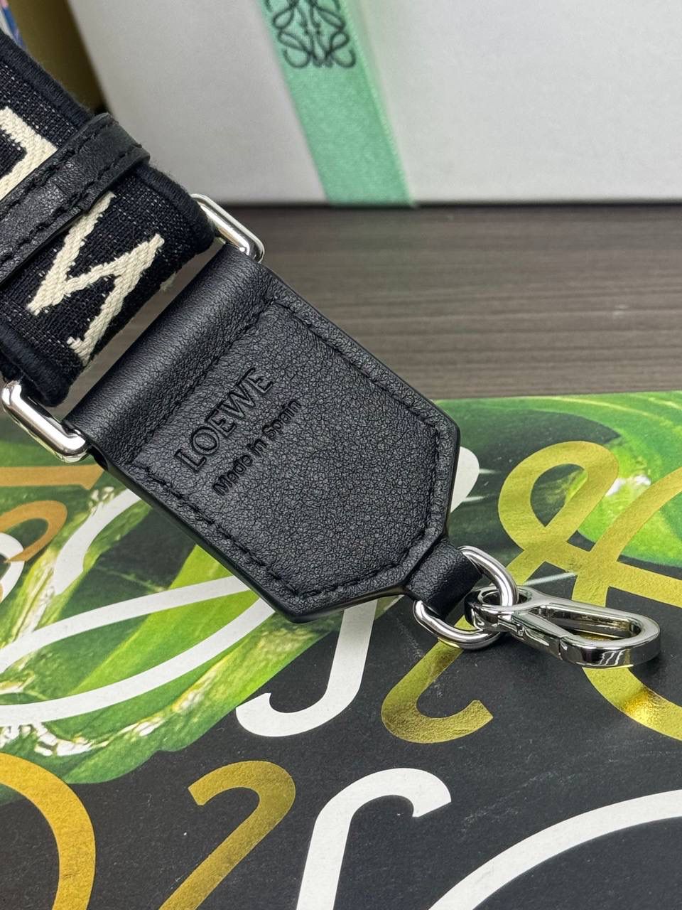 𝐀𝐧𝐚𝐠𝐫𝐚𝐦 刺绣肩带「黑沙色」 👈 全新升级上线♻️ 尺寸:𝟗𝟗-𝟒𝐜𝐦（长度可调节） 编码：182323