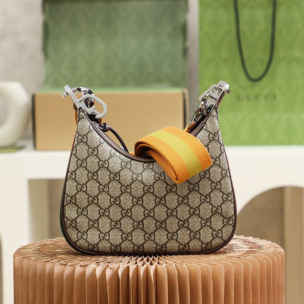 𝐀𝐓𝐓𝐀𝐂𝐇𝐄牛角包 #699409#原厂皮 ▪️尺寸：23*22*5cm▪️ 𝐀𝐭𝐭𝐚𝐜𝐡𝐞新品牛角包🥐 真的是复古潮流的代言词， 三种背法轮回时尚的高颜值，解锁潮流密码， 𝐆型金属扣化身，尽显不拘一格的双重属性， 自由更换皮肩带和织袋的肩带使用，展示多面风格迥异，超酷牛角的高颜值，必入款！🎀🌙