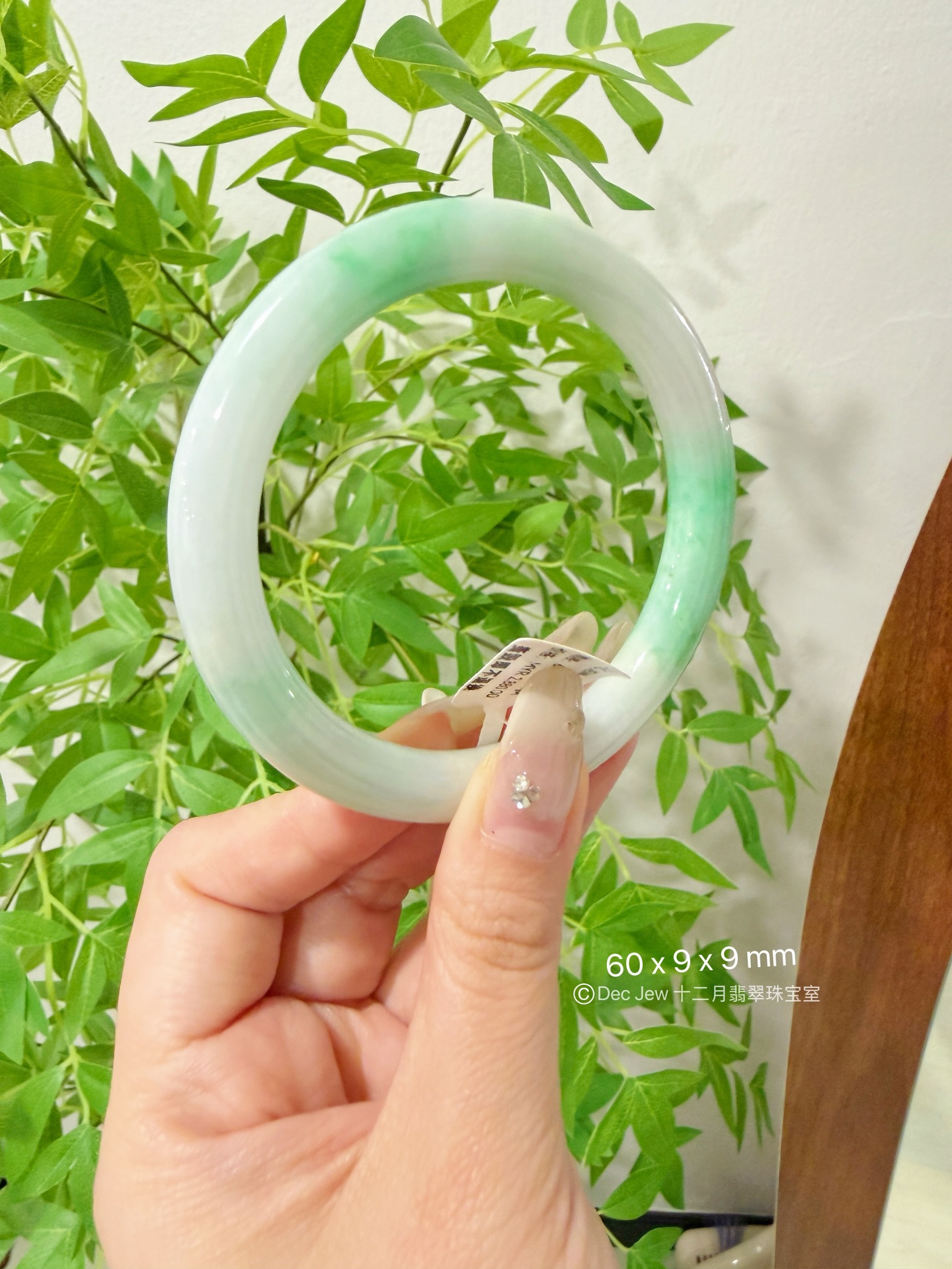 ✨ 马来西亚现货 · 手镯现货发售 ✨🟢60圆条芙蓉绿翡翠手镯💎 手镯尺寸 • 圈口：60 mm • 宽度： 9 mm • 厚度： 9 mm 📄 附证书 每只手镯均附专业鉴定证书，安心选购 ✔️ 🕊 鉴赏期 支持鉴赏期，购买更放心 🌍 全球配送 马来西亚现货，支持全球邮寄 ✈️ 📩 欢迎私讯咨询 / DM 查看细节与实#马来西亚翡翠 #怡保 #吉隆坡 #新山 #新加坡