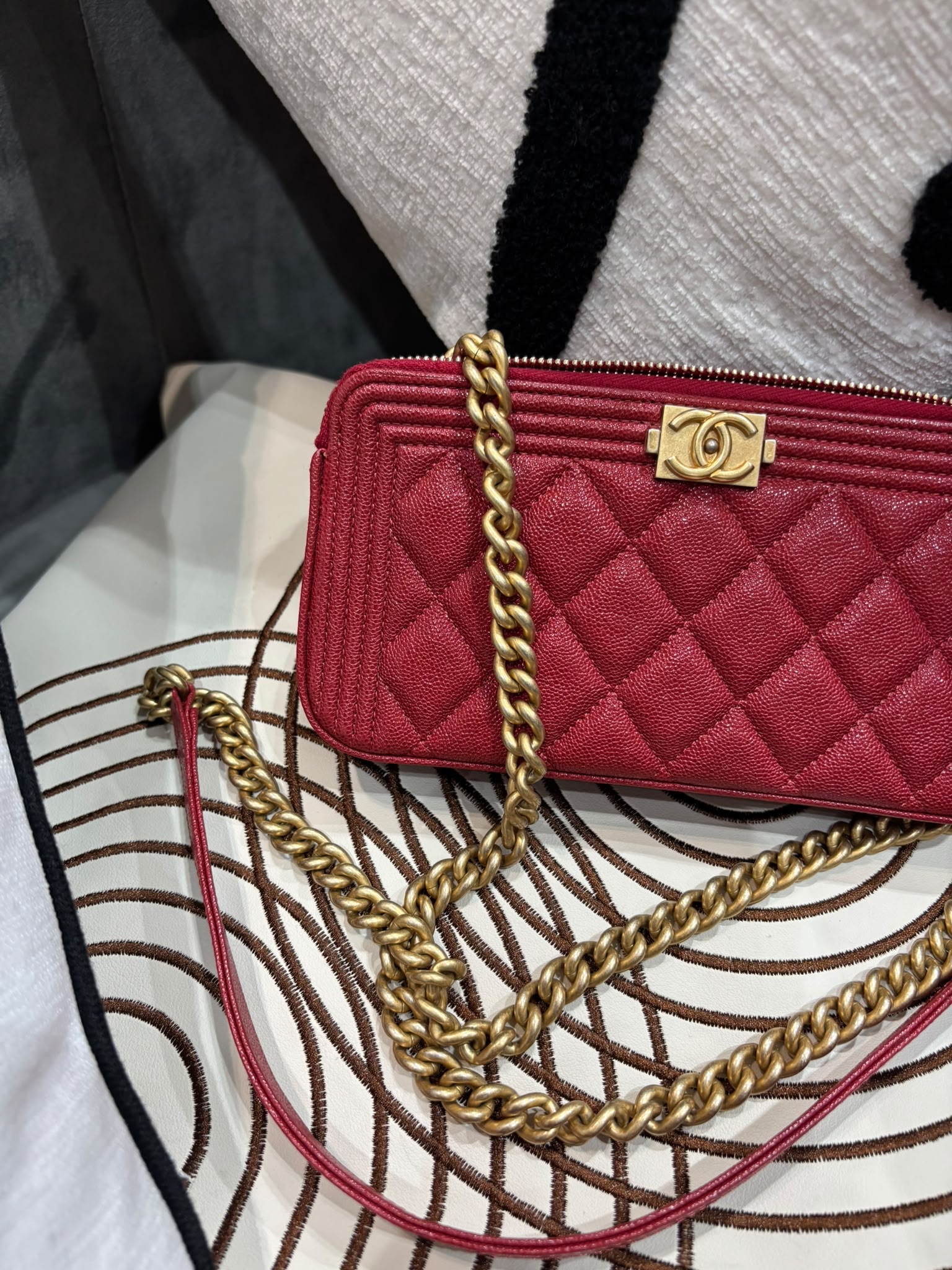 Chanel boy clutch with chain 荔枝牛皮 100%Authentic ,95%new  ✅28貼✅Dust bag 
