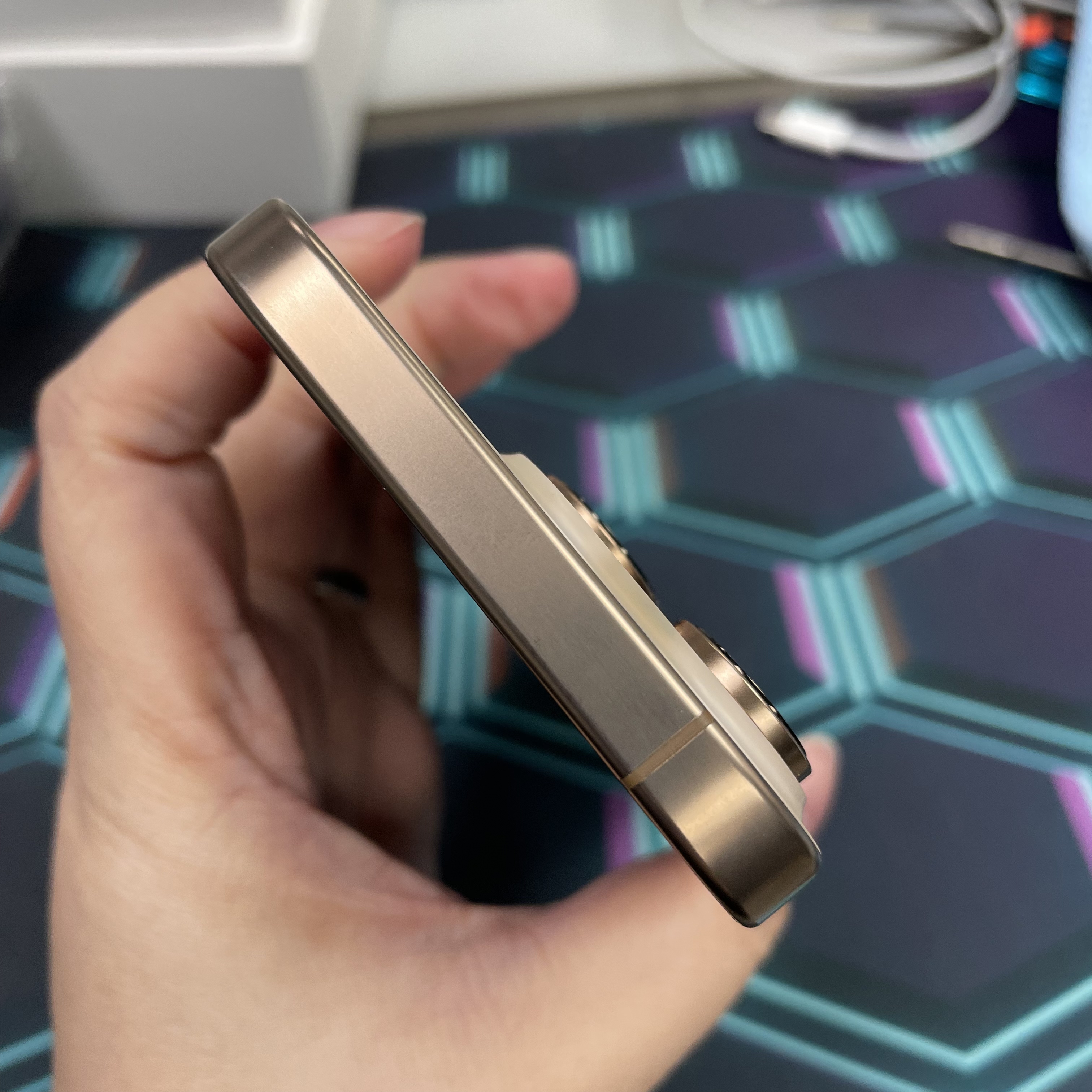 *8182 16 pro 勁靚機 1TB 電93 沙色 gold