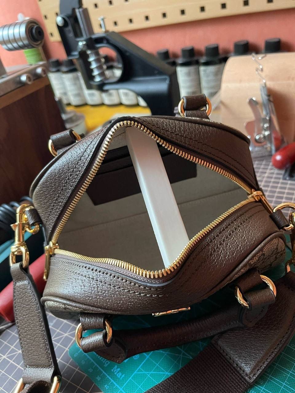 🔘gg ophidia 系列波士顿迷你gg手提包 正厂luxury进口皮，这个包的皮子跟前几款这个配皮完全不是一个档次，说都是一个厂的，但是这款皮胚就好贵，锃亮锃亮的还有皮油性，佛罗伦萨鞣制的皮质感真的牛掰兼顾了100%的意大利原味和沉稳老练的经典记忆，随着使用时间越长，这款包在不同光感下会呈现出丰富的色泽，柔软的皮质，带给你无限高档次的视觉体验。在全民高呼“小包我必须要有”的时代，没有一款它怎能行？‼️🤩 尺寸：21x12x10cm 🔍款号：724606