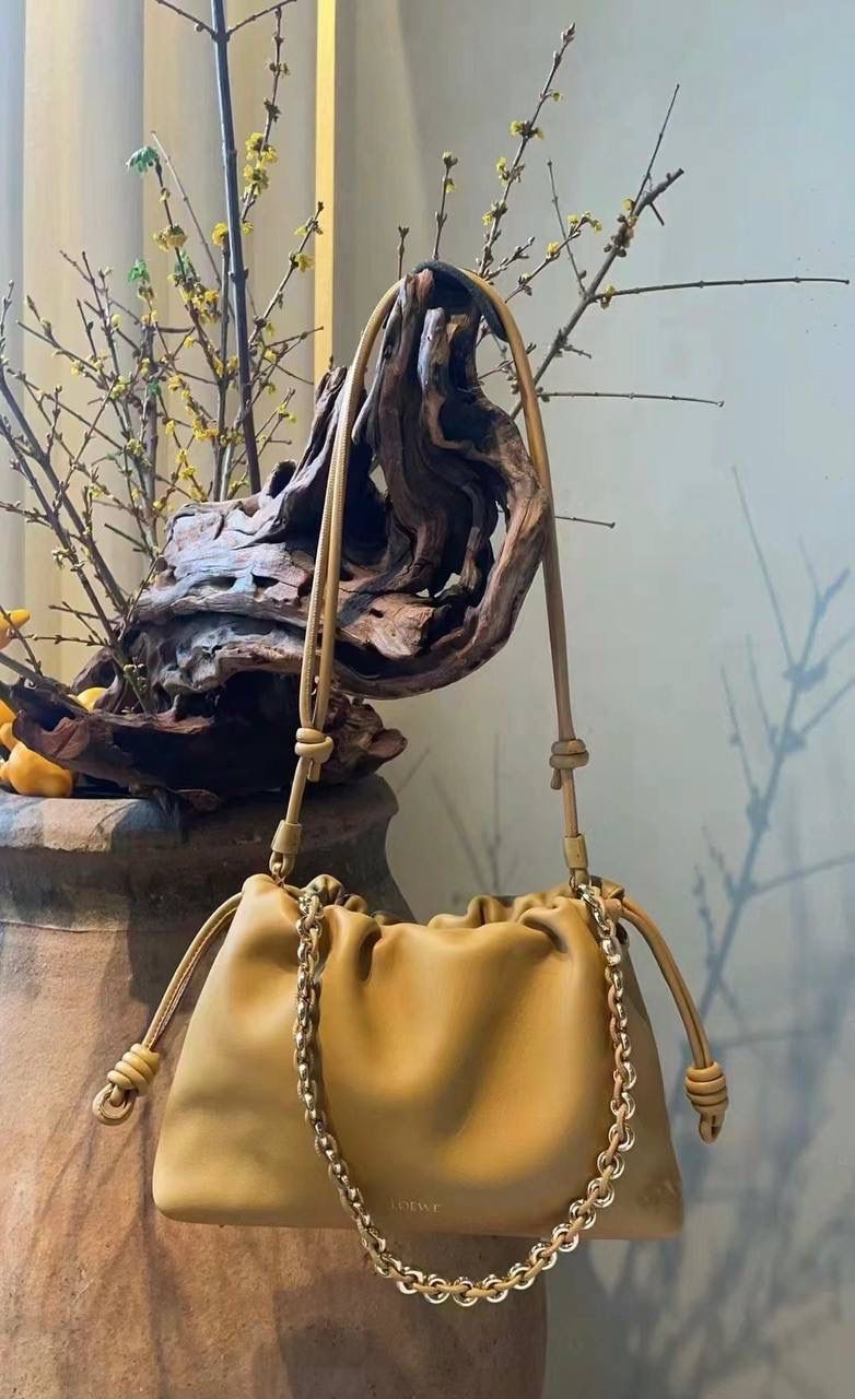 Loewe新款小号抽绳手袋链条装饰柔软小牛皮单肩斜挎包