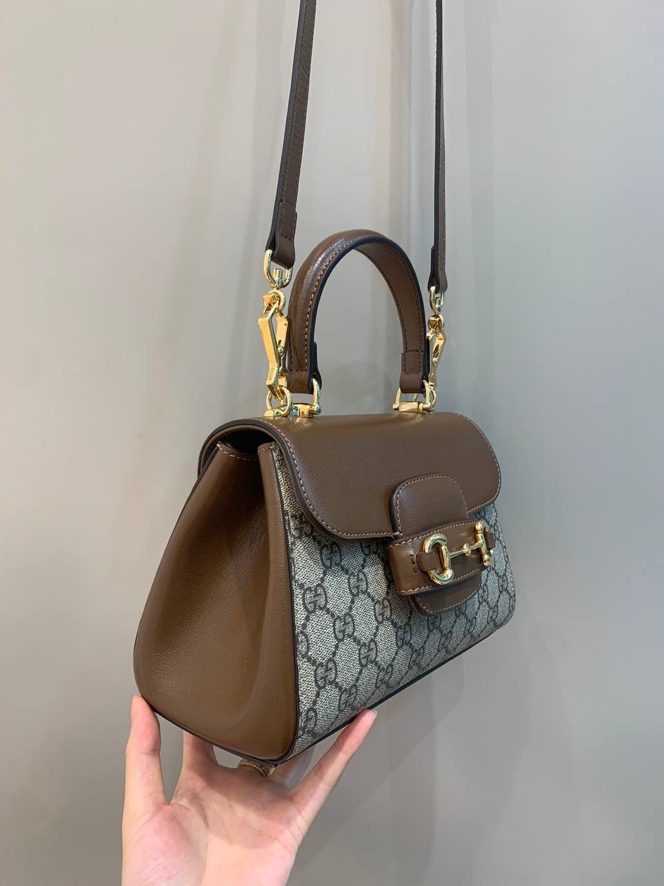 新背景实拍正品级 。（小号22cm） Gucci Horsebit 1955马鞍小号手提包 2023横空出世的超级最新大爆款‼️ 小号22cm证品售价，还是继续采用1955经典棕色原厂皮，除了包身的手提设计，另外配有两个不同风格的肩带，三种不同背法，容量皆备，小巧圆润的包型非常适合亚洲女性，绝对是2023大爆款，继迷你马鞍包后我最喜欢的第二单品‼️ 型号703848；尺寸22x16x10cm